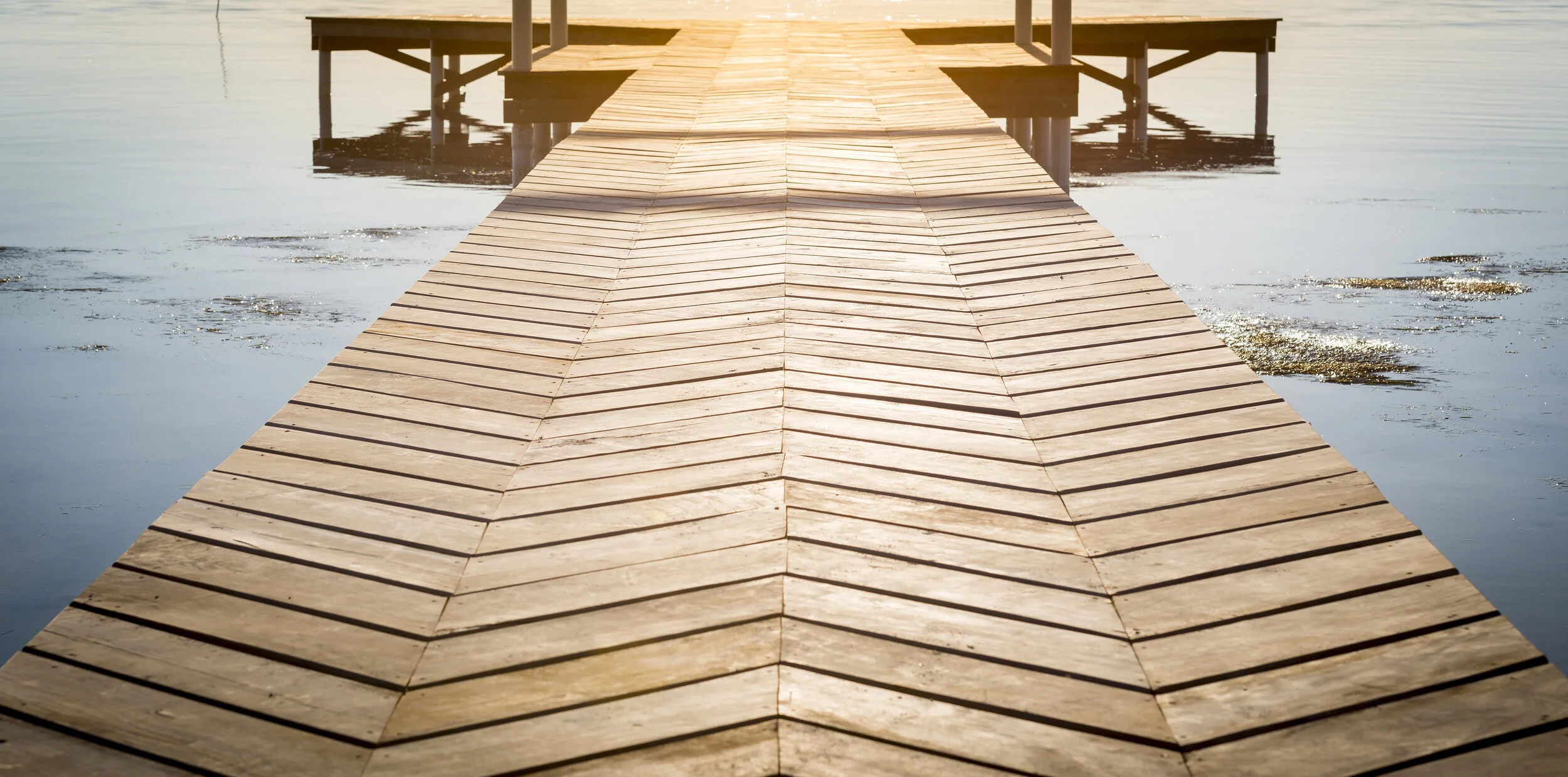 wooden-dock-with-copy-space-D5RTVGZ.jpg