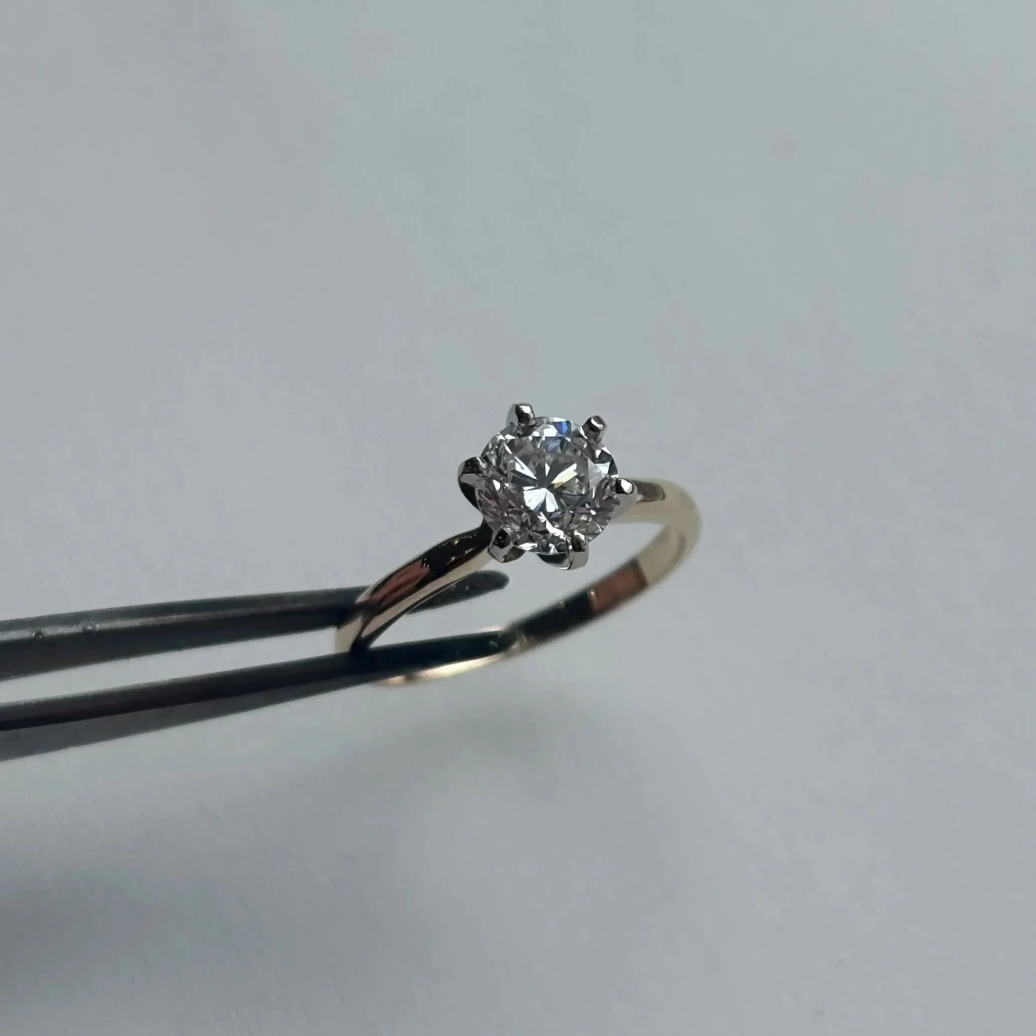  Diamond prong-set in 14K gold 