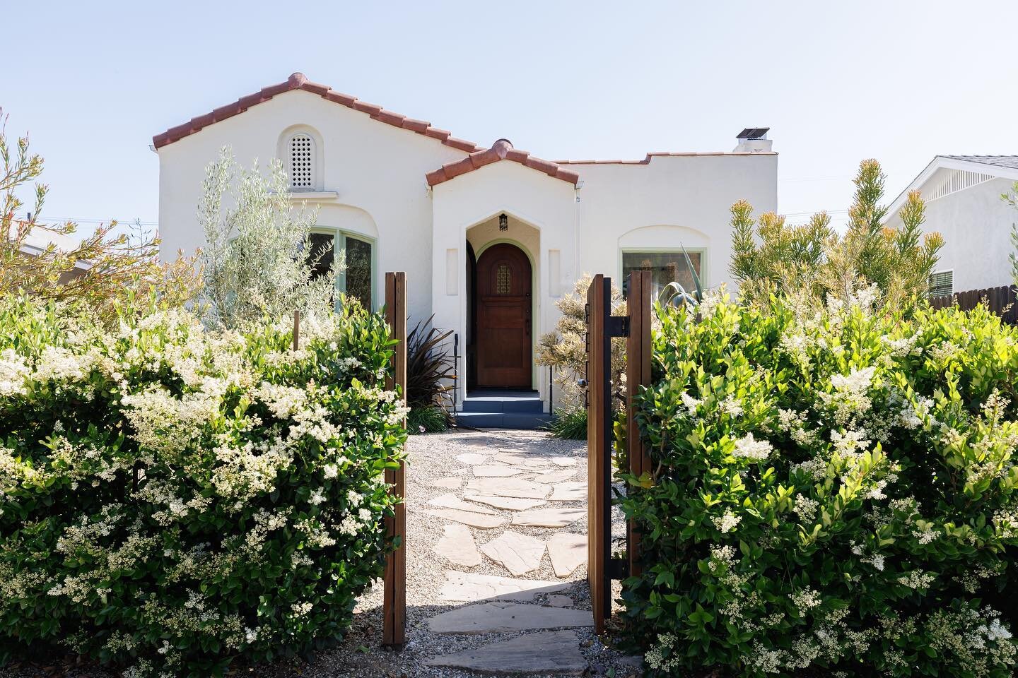 JUST LISTED! ⚡

Welcome to 5326 Stratford Rd, a rejuvenated Spanish home sitting on a quiet street, right in the excitement that is Highland Park. The front of the home is framed by lush hedges, currently in full springtime bloom. The front gate will