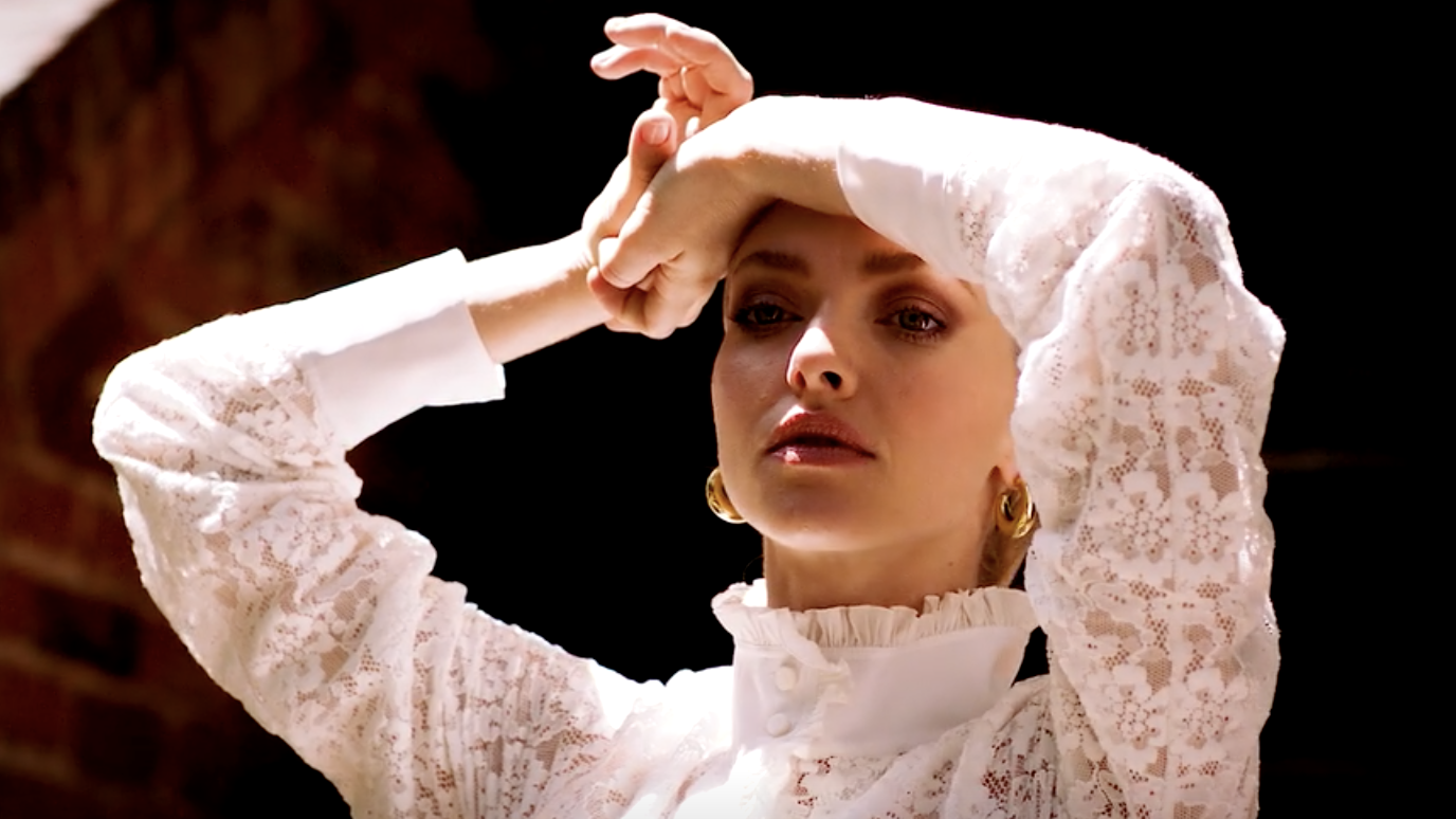 Amanda Seyfried in Vogue – VOGUEGRAPHY, image size:1376x774