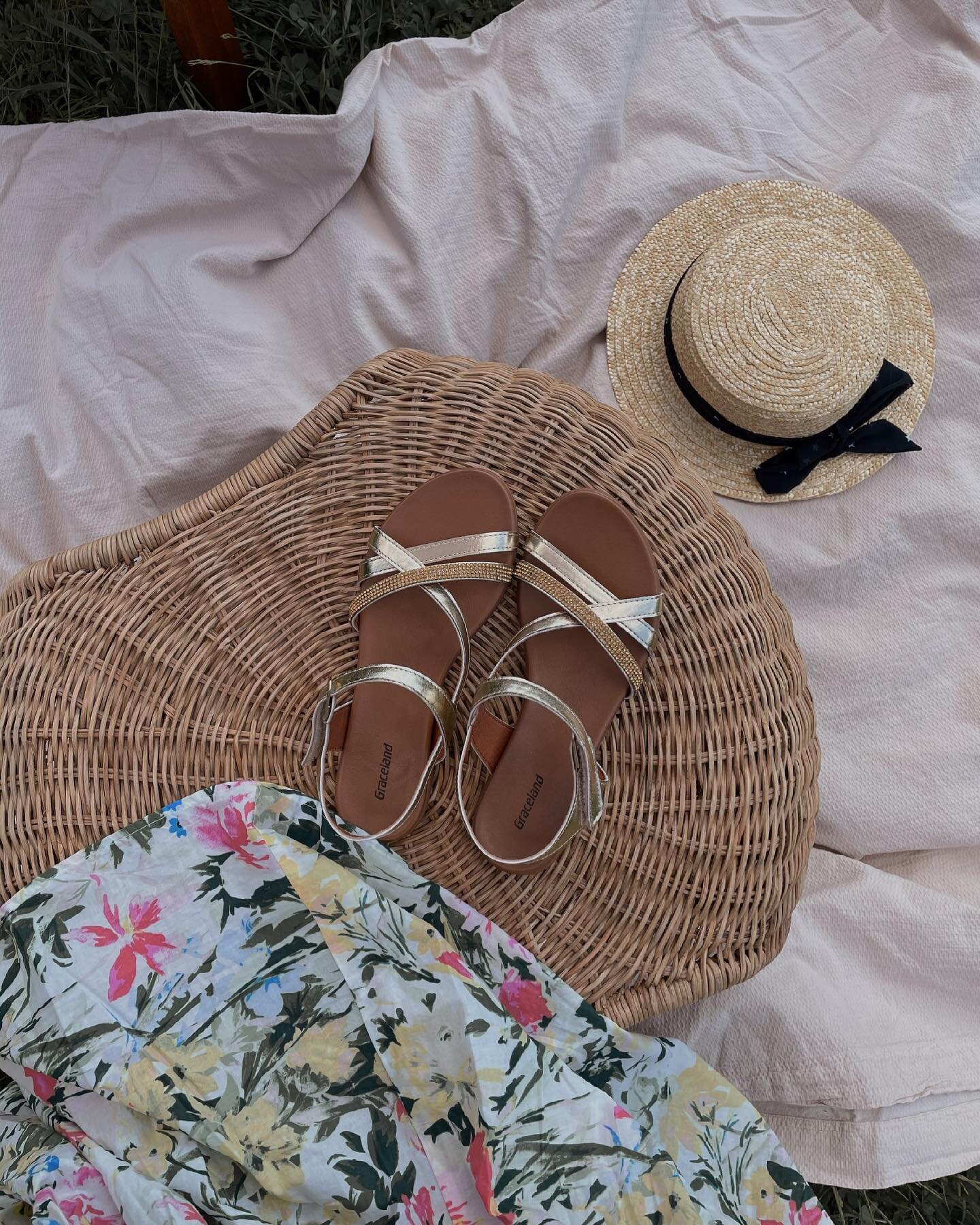 How cute are these summer sandals 🧡 Getting my wear out of these as sun keeps shining and blessing us with warm weather ☀️ #vanharen #vanharenschoenen #summervibes #summersandals #outfit #ootd #discoverunder20 #instafashion #belgium