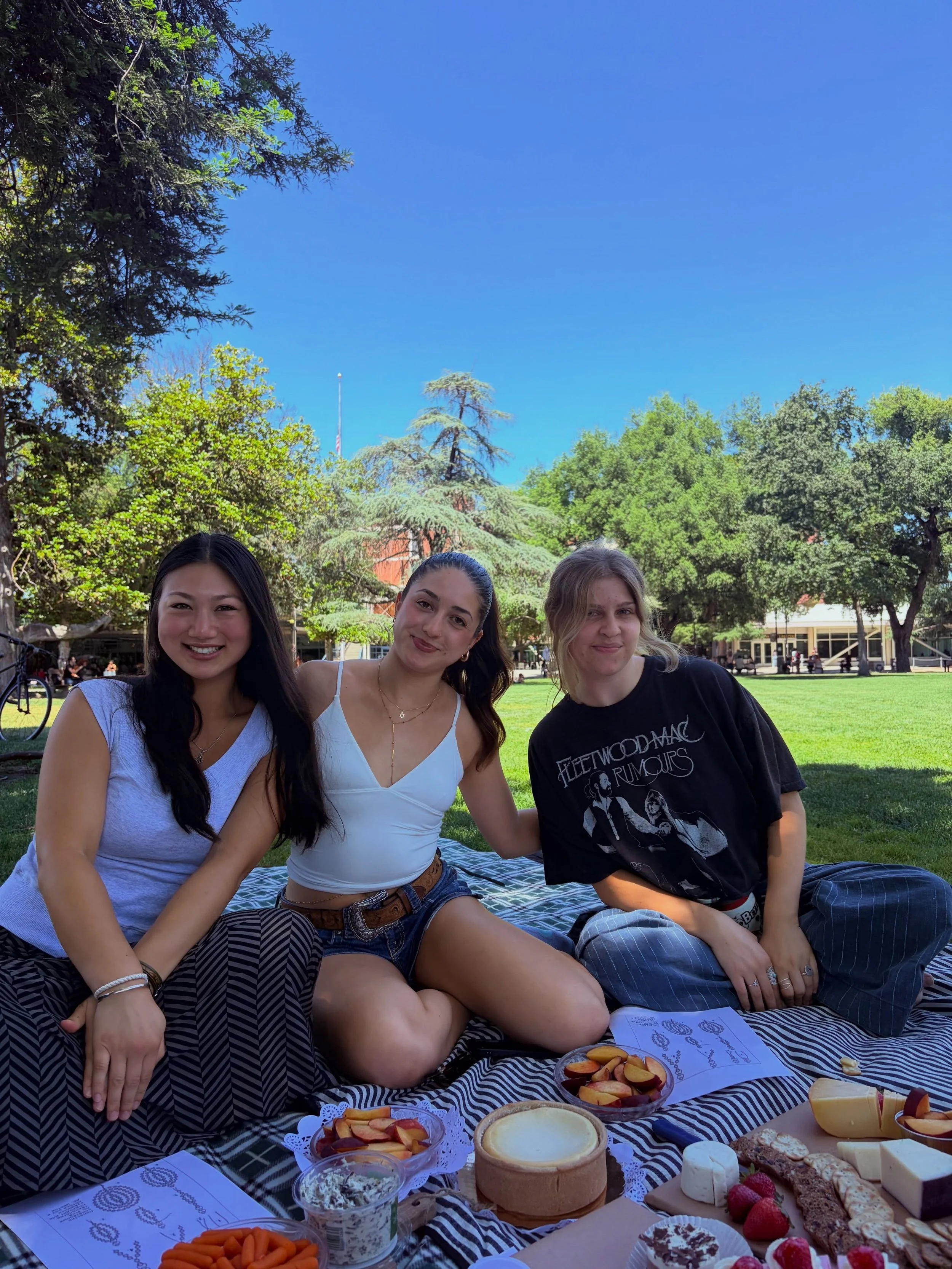 🌸 Gail&rsquo;s Picnic flashback! 🌸
Throwing it back to Gail&rsquo;s Picnic at the MU Quad! We had so much fun hanging out with everyone, trying all kinds of pastries, cakes, and fresh fruit, and getting to relax on the lawn between classes. 💐🧺☀️