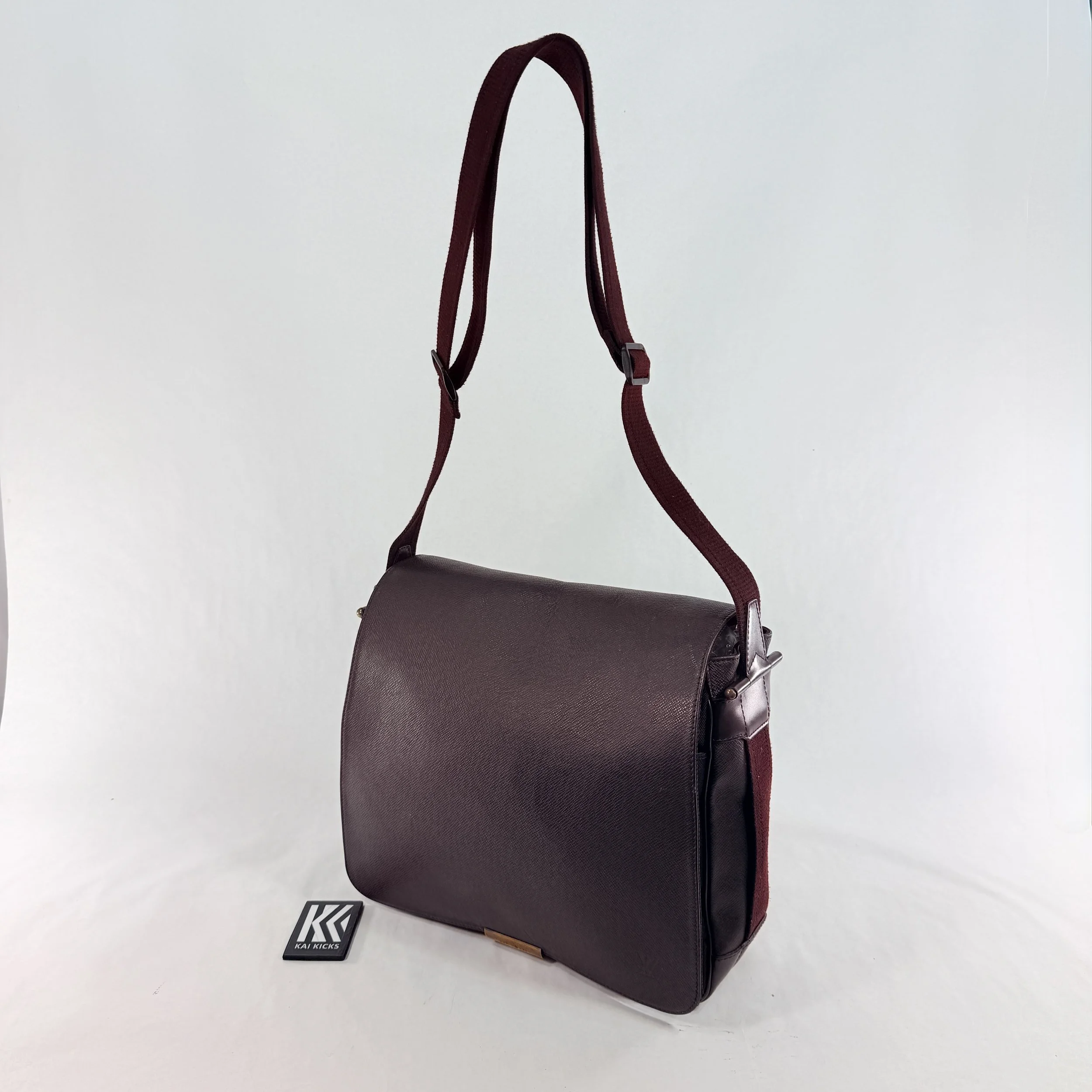 Louis Vuitton Burgundy Taiga Leather Messenger