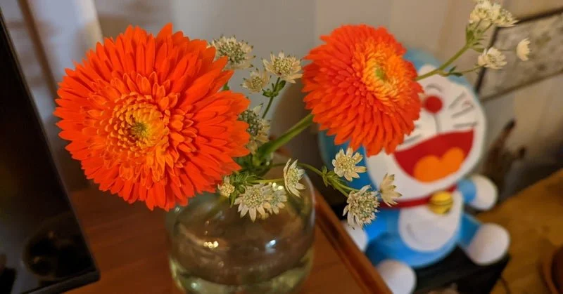 【キナリ★マガジン更新】だらしないやつは地べたに置いた半開きのパソコンからスマホを充電しがち