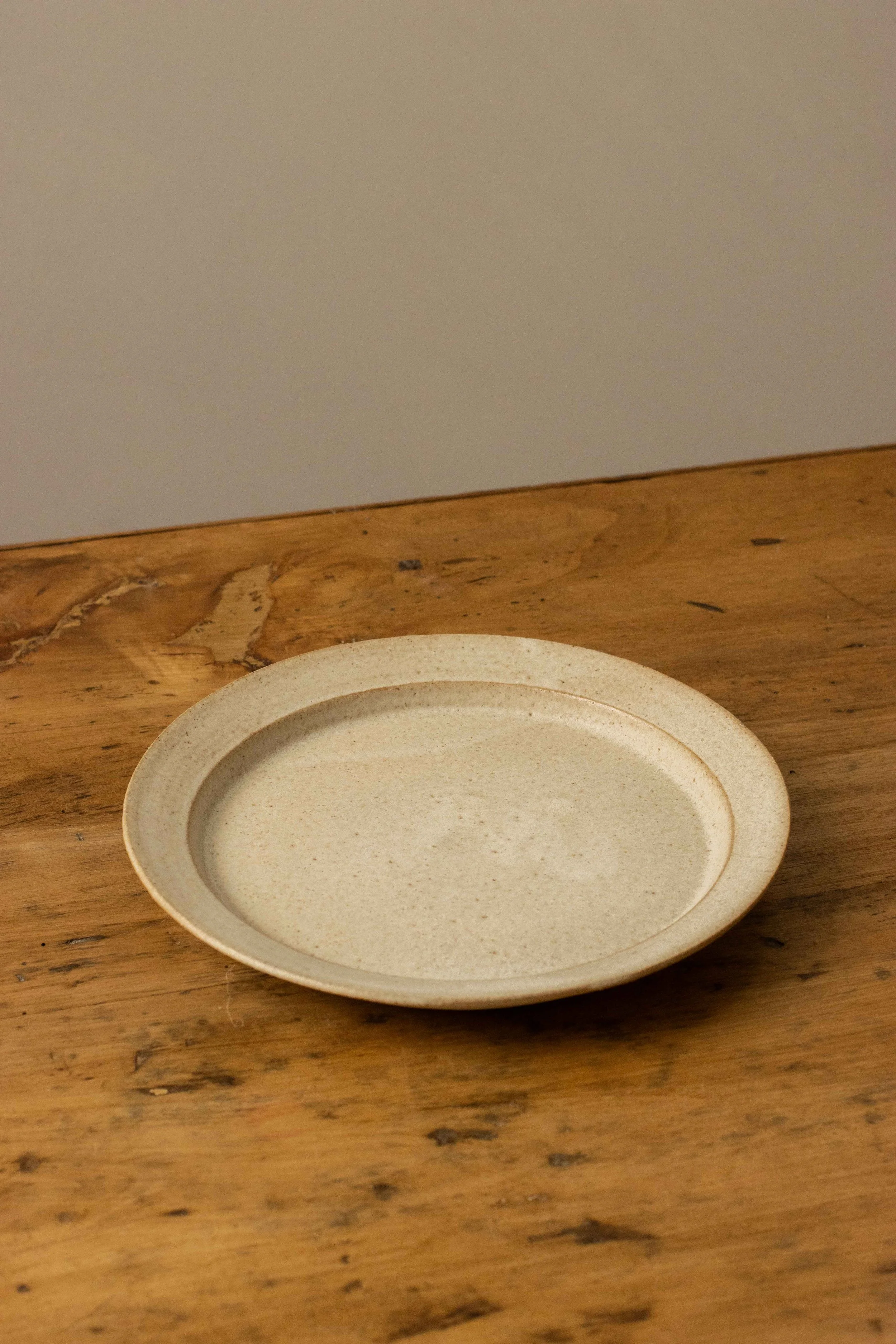 Side plate in stone