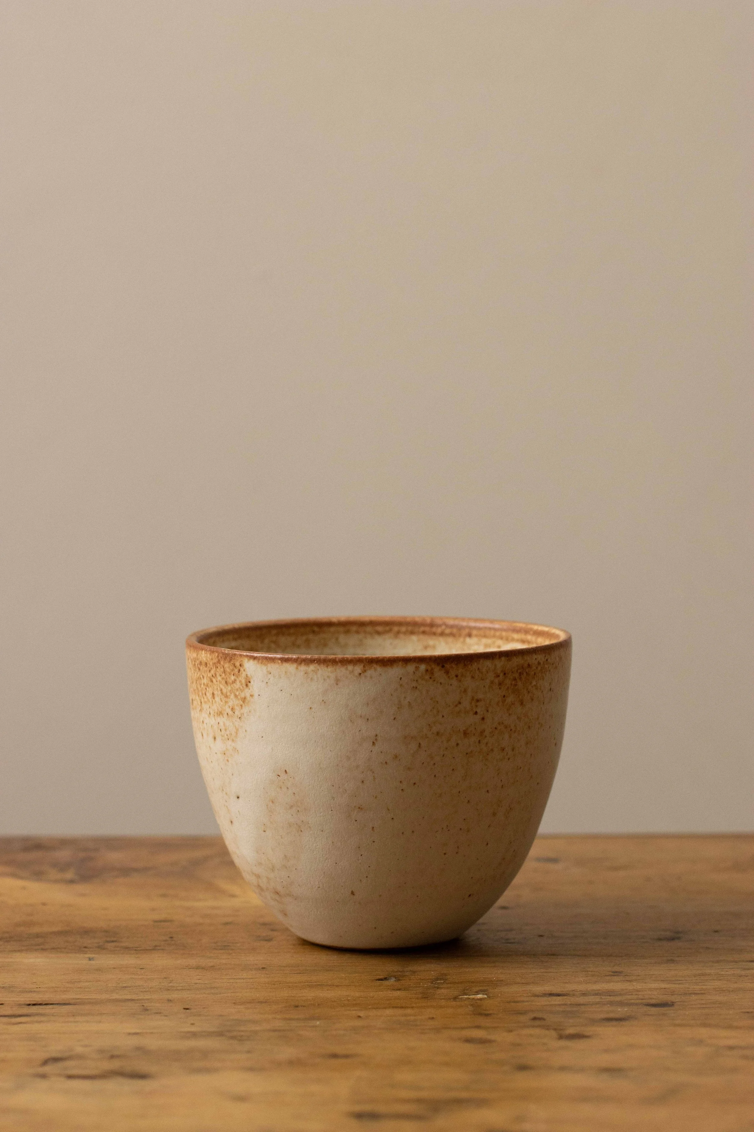 Curved cup in cinnamon