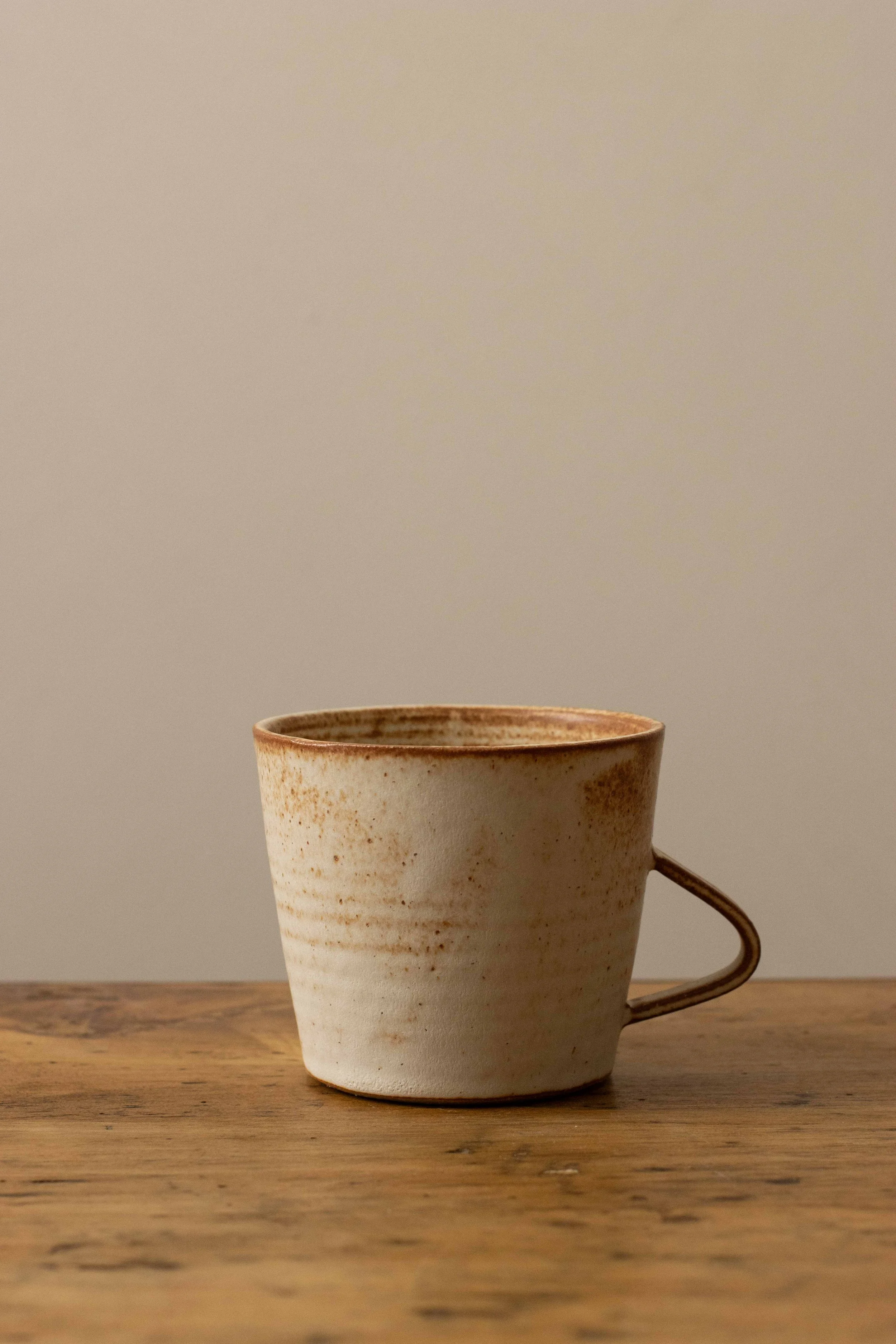 Handled cup in cinnamon