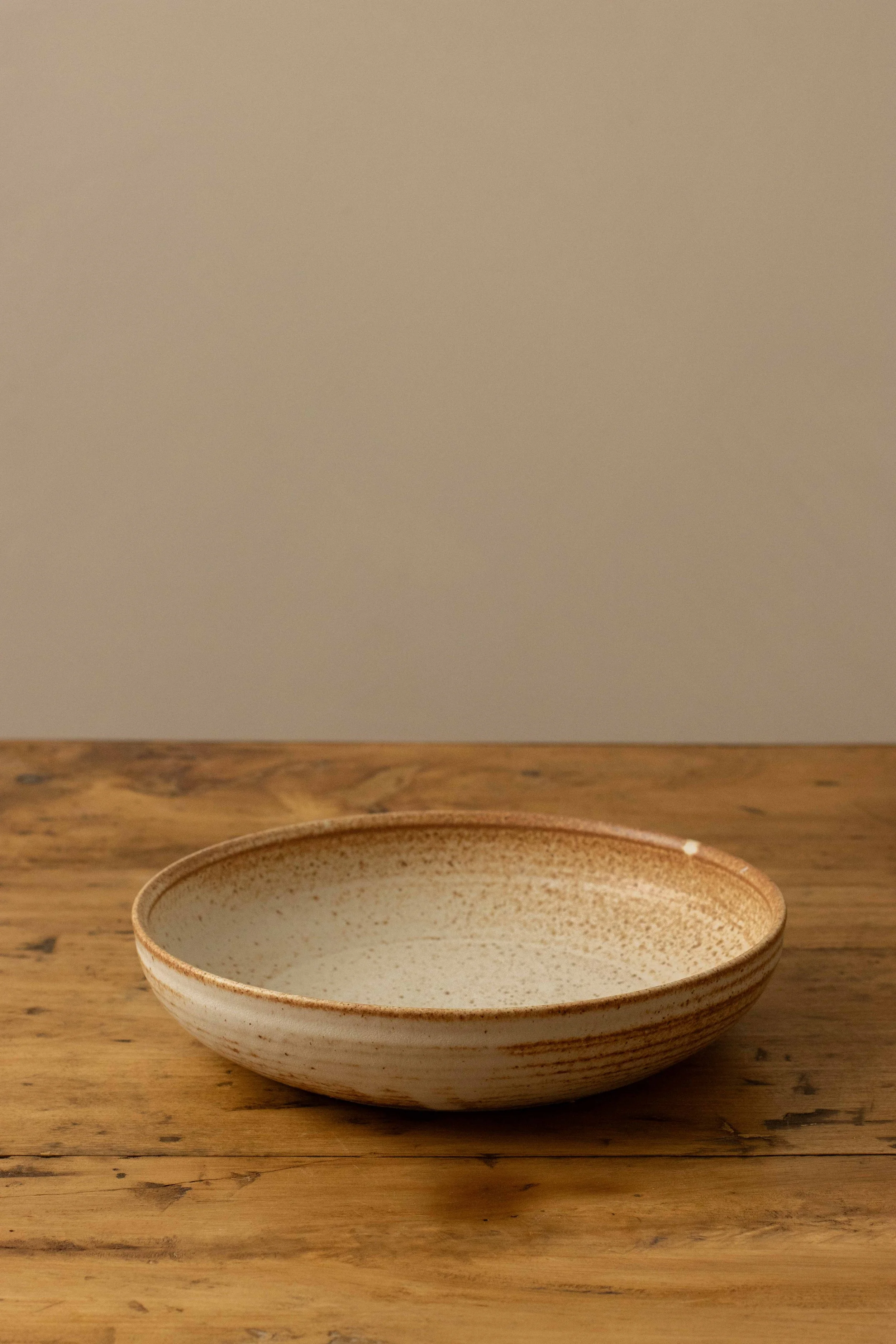 Shallow bowl in cinnamon