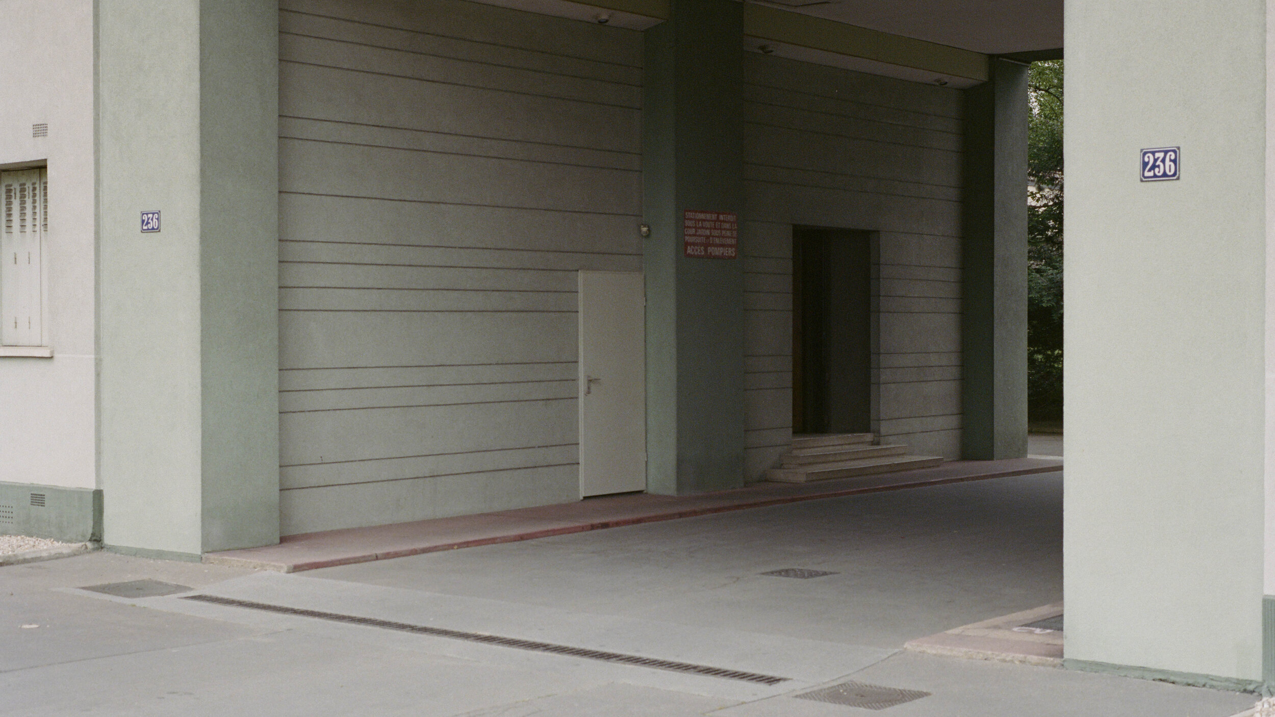 Derrière la mairie, cette cour d’immeubles à l’architecture soviétique