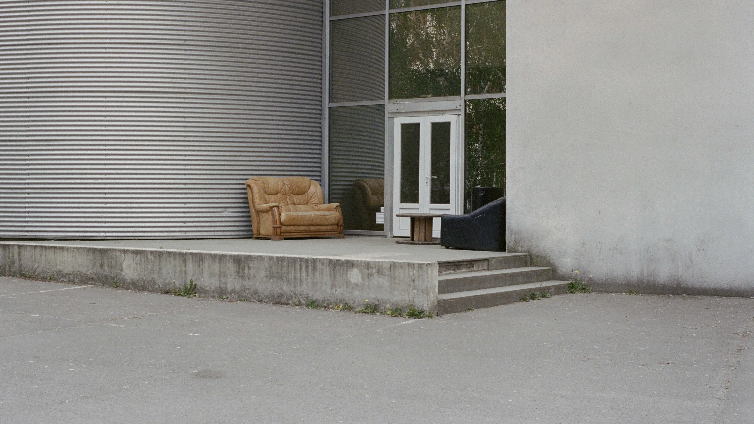 Deux canapés qui échangent spirituellement.