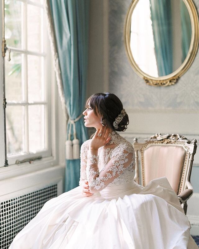 Would you like a dose of classic, old world elegance with fashionable details set in the charming English countryside for your wedding day? Me too! Set in the grand Hedsor House, the styling here is a seductive mix of the classic and the new.
.
.
.
.