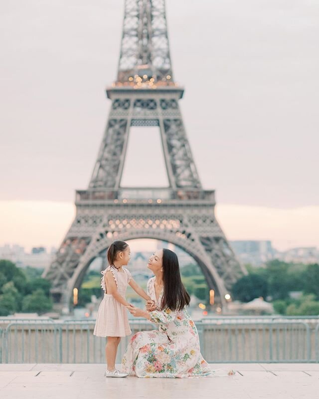 Paris is on my mind and this lovely mother daughter moment is making me think of how charming the city is in the spring #parislove .
.
.
.
.
#motherdaughter #familyphotographerparis  #familyphotographerlondon #familyphotographylondon 
#Familyphotogra
