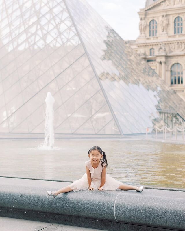 An image that made me smile and I hope you can&rsquo;t resist either.  Playing in Paris during one beautiful family session .
.
.
.
.
#familyphotographerinparis #familyphotographerlondon #familyphotographylondon 
#Familyphotographer #londonphotowalk 