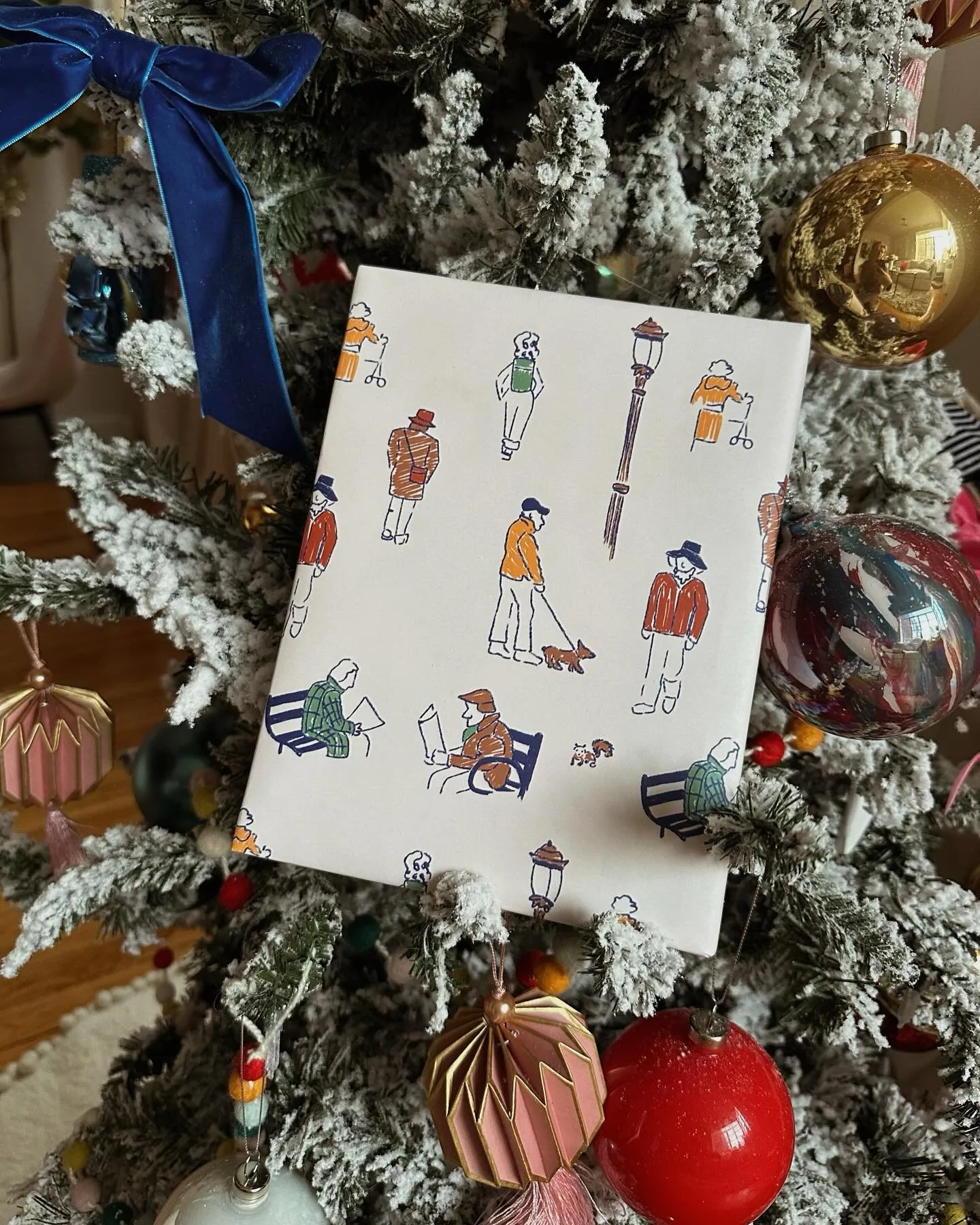 There&rsquo;s something so satisfying about wrapping gifts intentionally 🤍 you can find my illustrated wrapping paper at the link in my bio!

Thanks for these lovely shots @jessica.eileen.drogosz 📸