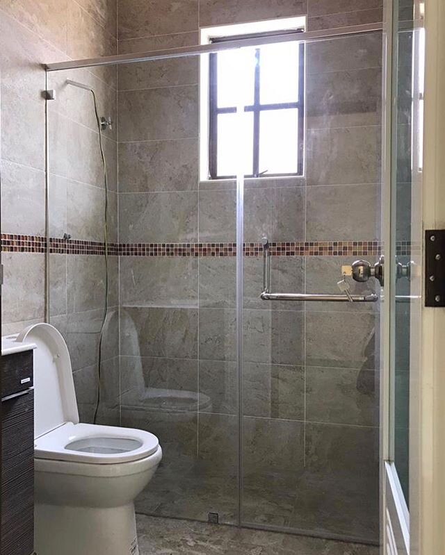 Frameless heavy glass shower screen with chrome hardwares.
#showerscreen 
#showerenclosure 
#bathroomrenovation
#bathroomglasspartition
#bilikmandi 
#裝修 
#淋浴拉門