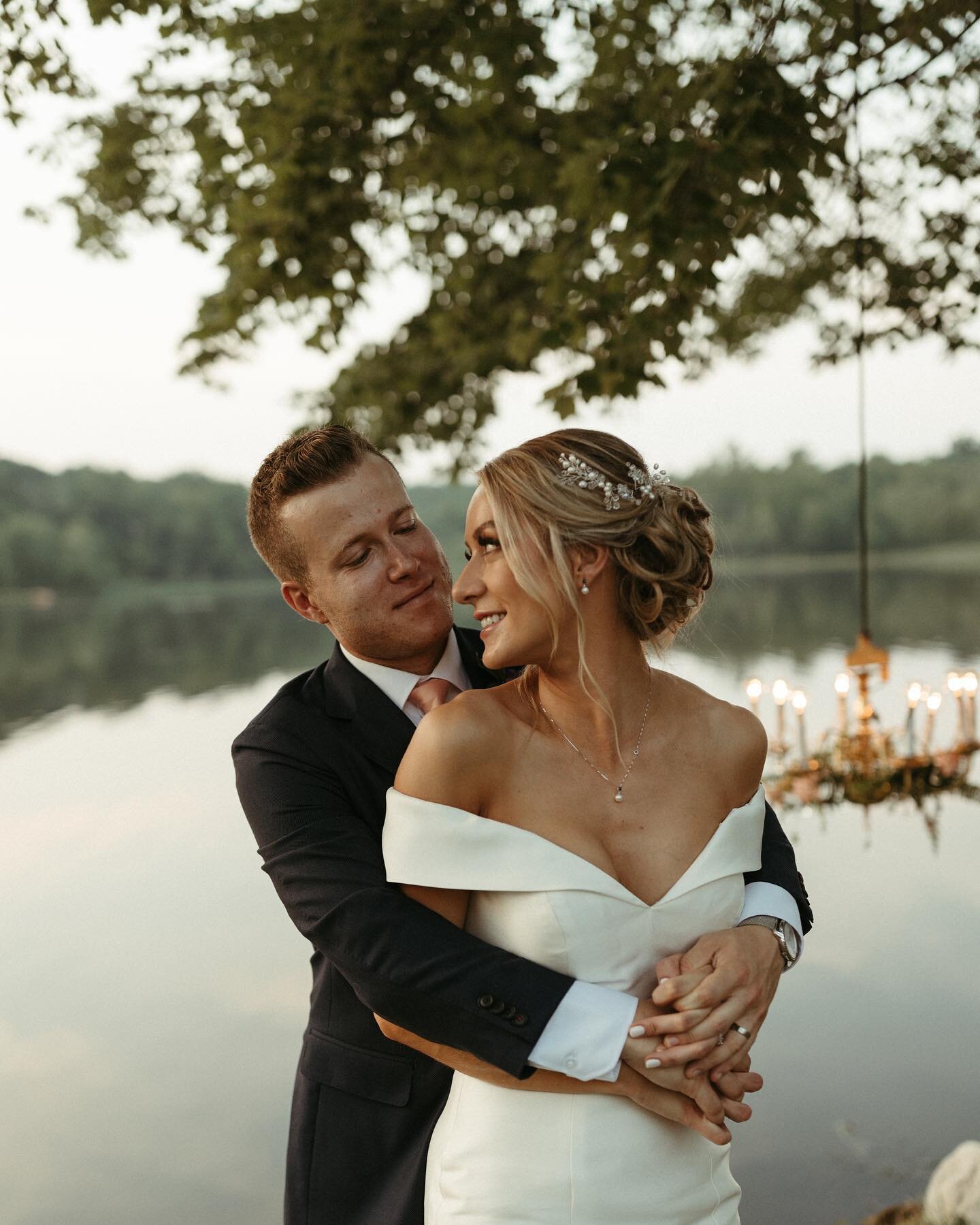 @polishbanana &amp; @danbasoff planned the most gorgeous intimate wedding at @andreslakeside with the help of @bad_boss_bride 💐 Following a lakeside ceremony, the newlyweds dined under twinkle lights with their families ✨ Their adorable pup was even