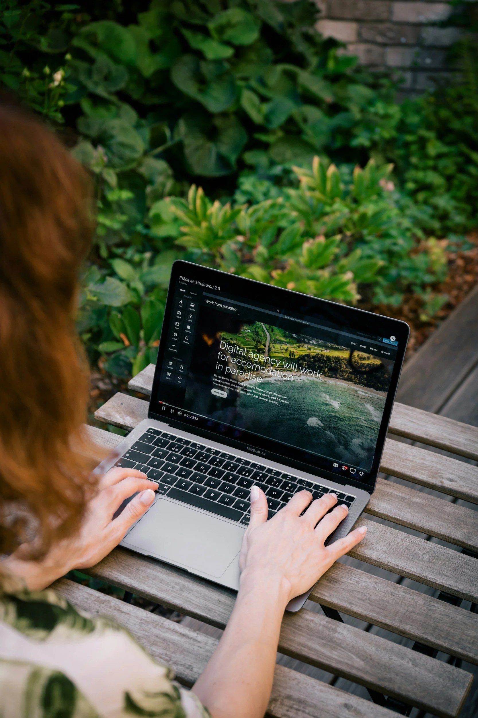 Vrouw die zelf haar website maakt met coaching van Studio Chato
