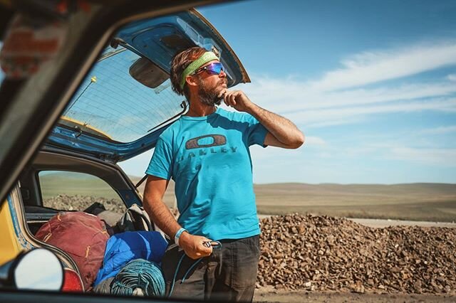 Excuse me sure, do you know where we can find the nearest welder?  #themongolrally #ulanude #ulaanbaatar #rallycar #mongolia #mongolrally #mongolrally2019 #mongolrally2020 #toyota #toyotacorolla #toyotacorollake20 #carblanche #silkroad #adventuretrav