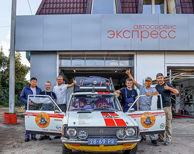 The day after we officially finished The Mongol Rally, we tried to get some new leaf springs. Unfortunately we couldn't find some which fitted our car, so we ended up only doing some regular maintenance.
⠀
Now it's time to celebrate with our convoy a