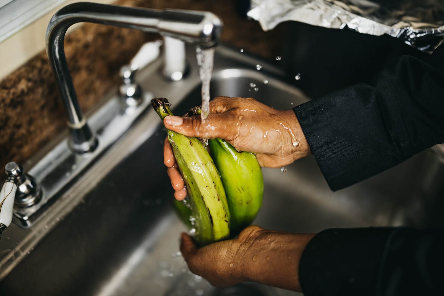 washing+plantains-cameroon+cuisine-kengs+kitchen.jpg