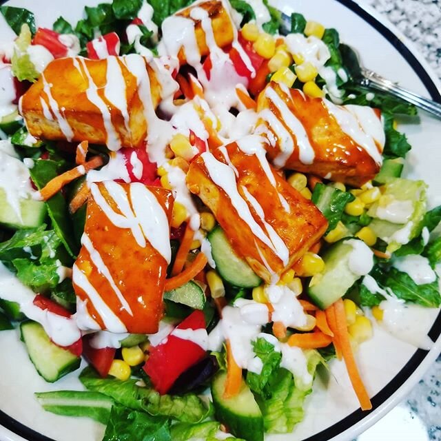 A big bowl of buffalo tofu salad for lunch.  Made most of this ahead of time so it was just assembly.  Used ready made buffalo sauce so it was super easy.
🥗🍅🥬💚💙 #buffalosalad #tofu #plantbased #buffalotofusalad #eatveggies