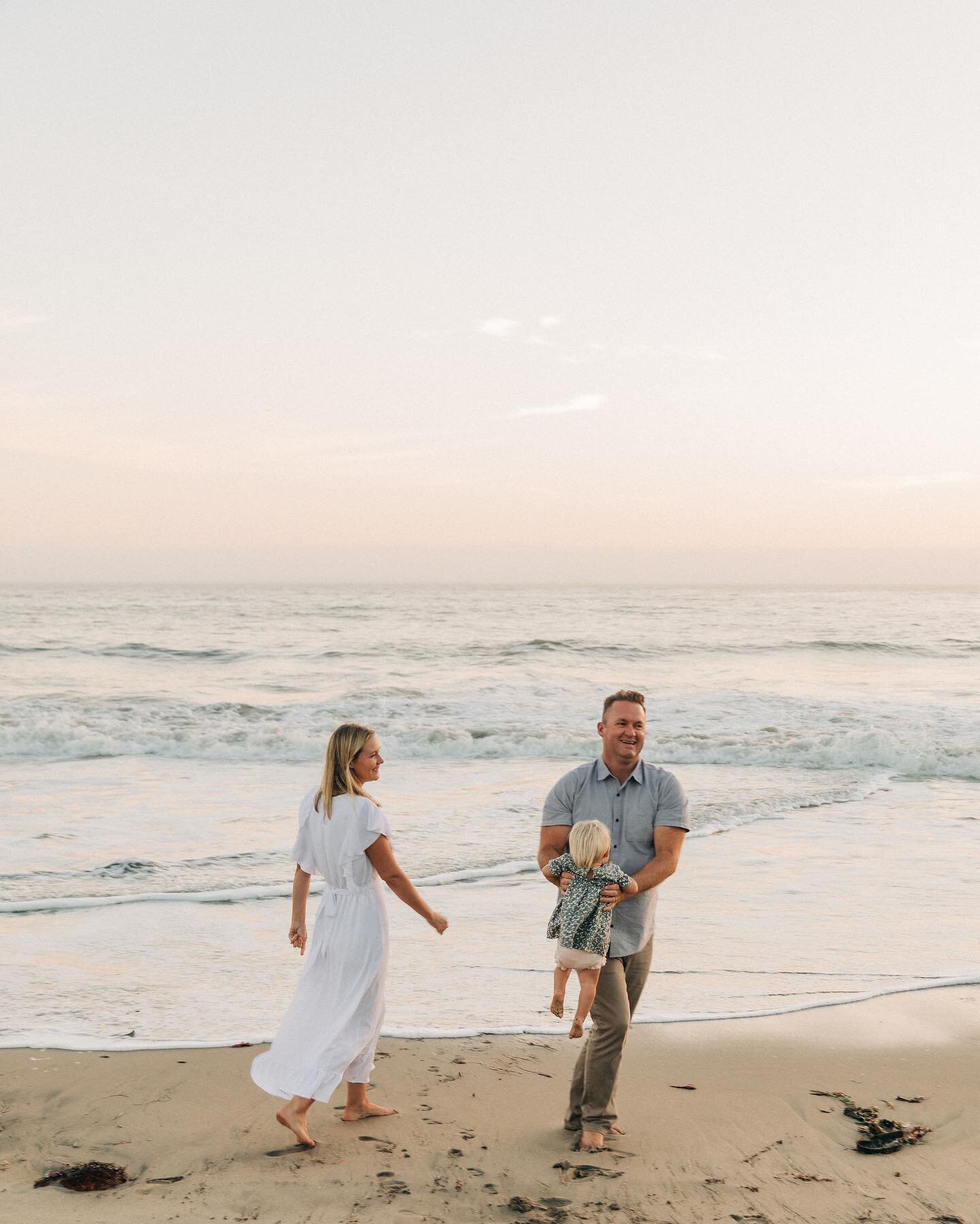 reminiscing about this family beach session a few weeks ago. the november sunsets were 🤤