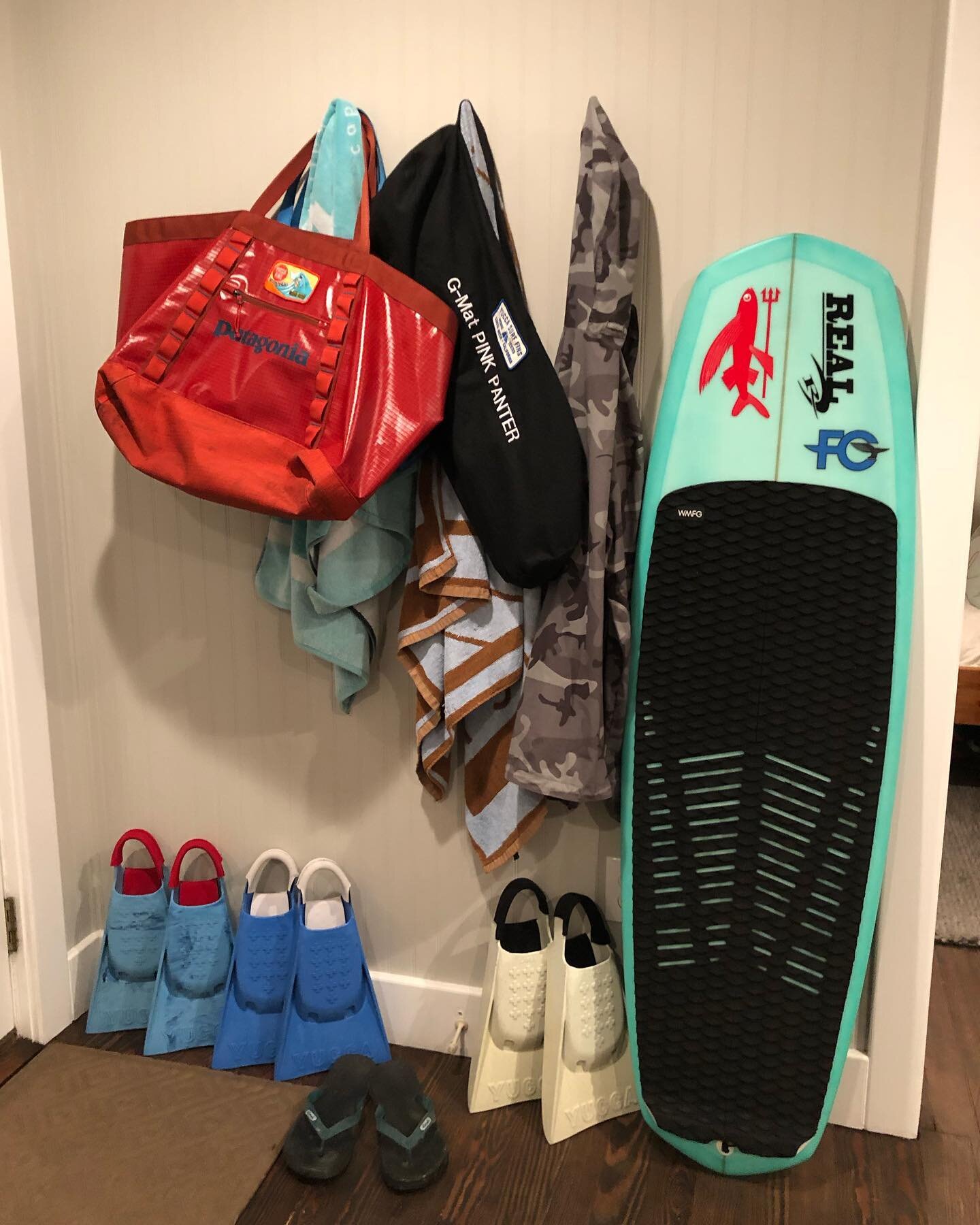 Our coat racks tend to look a little more like this🤙🏽 @jason.stanson moved in and ready for the shred. @yuccafins @patagonia @patagonia_surf @fcdsurfboards