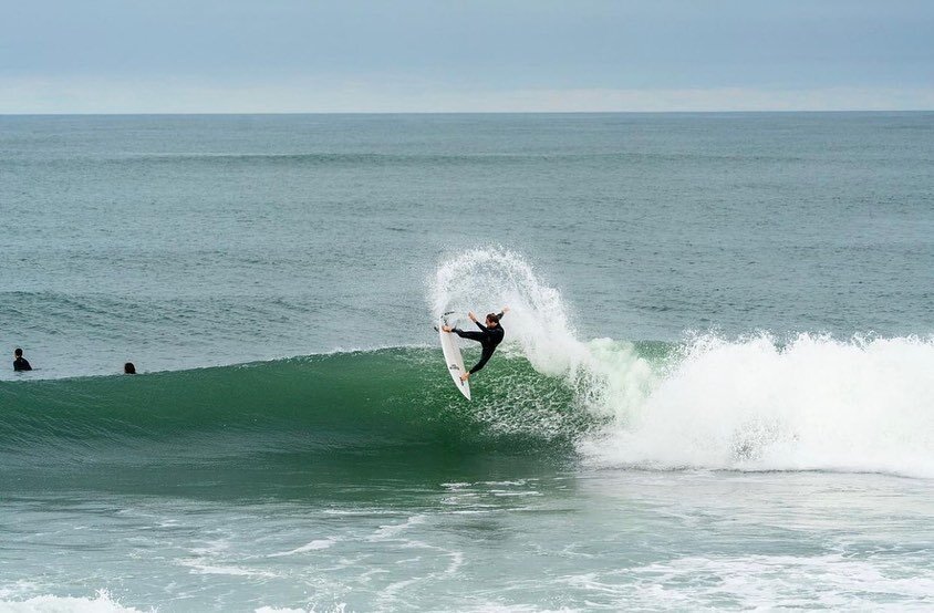 Glassy in the morning&hellip;. Air wind in the afternoon. @dawsongramm taking advantage of both with @cody.hammer on the 📷