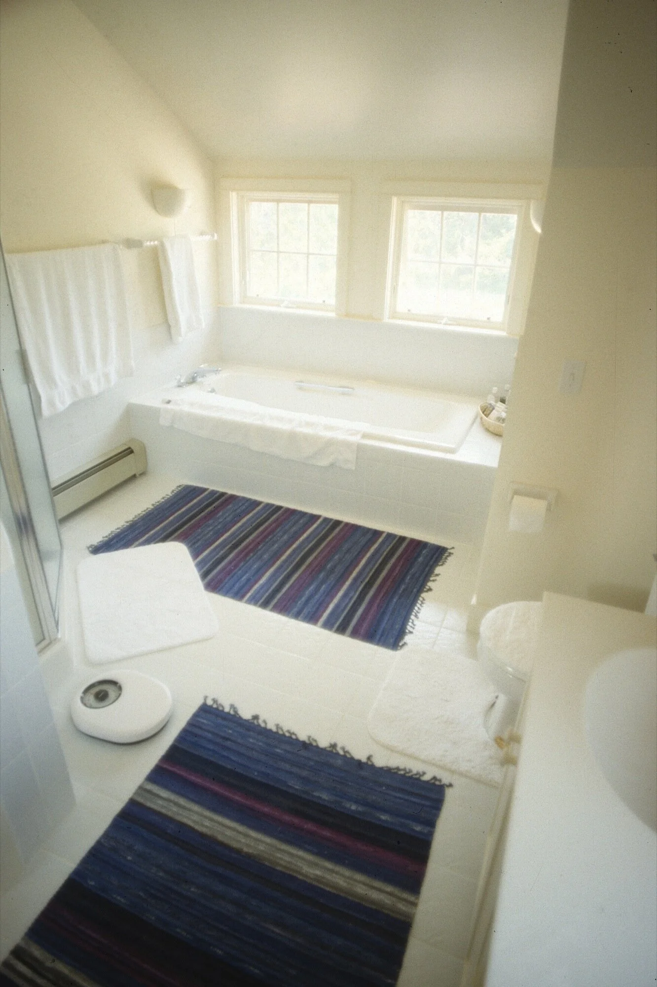 Very-simple-interior-with-a-splash-of-color-in-the-master-bath.jpg