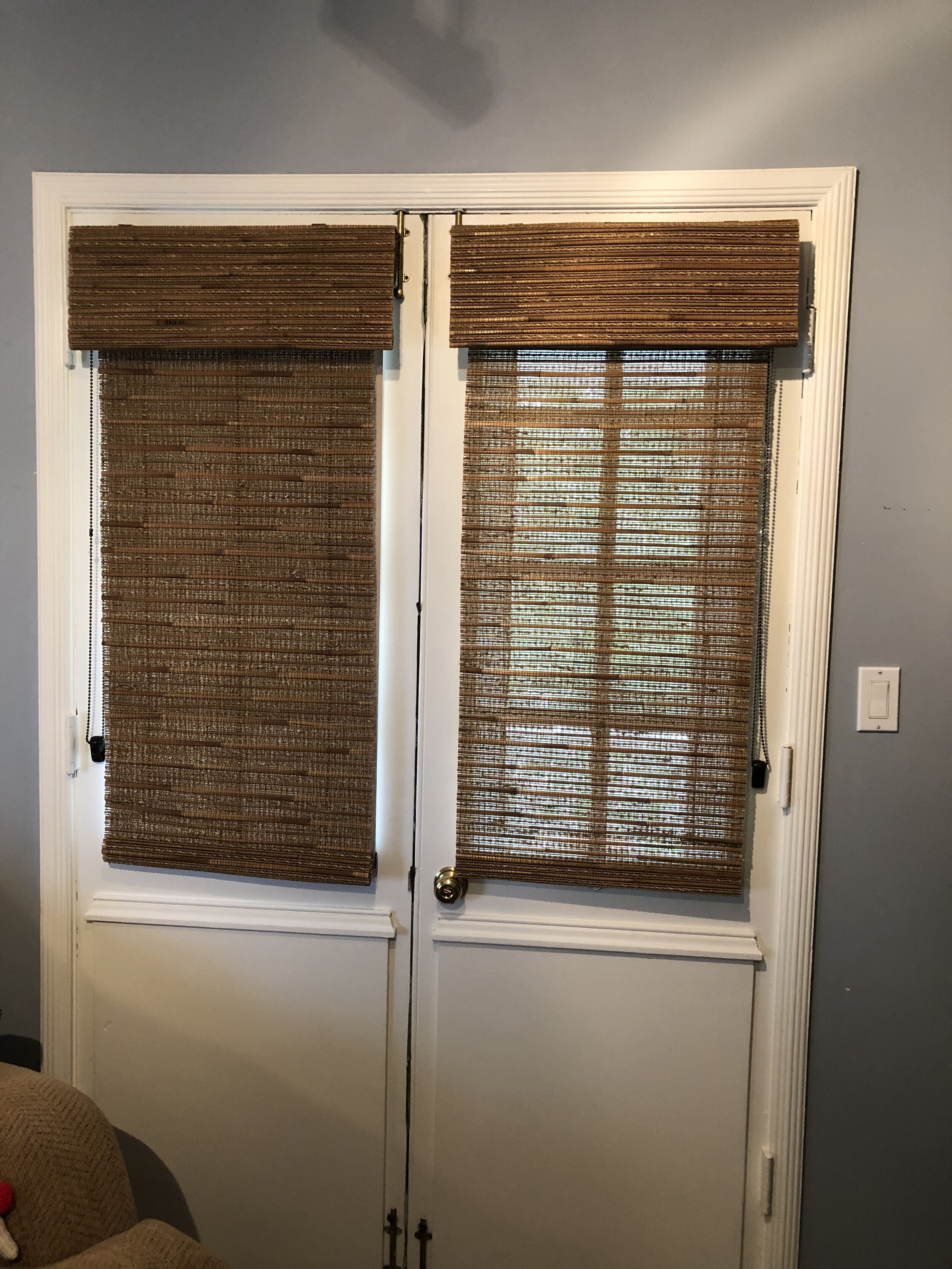 Natural woven Roman shades with operational lining
