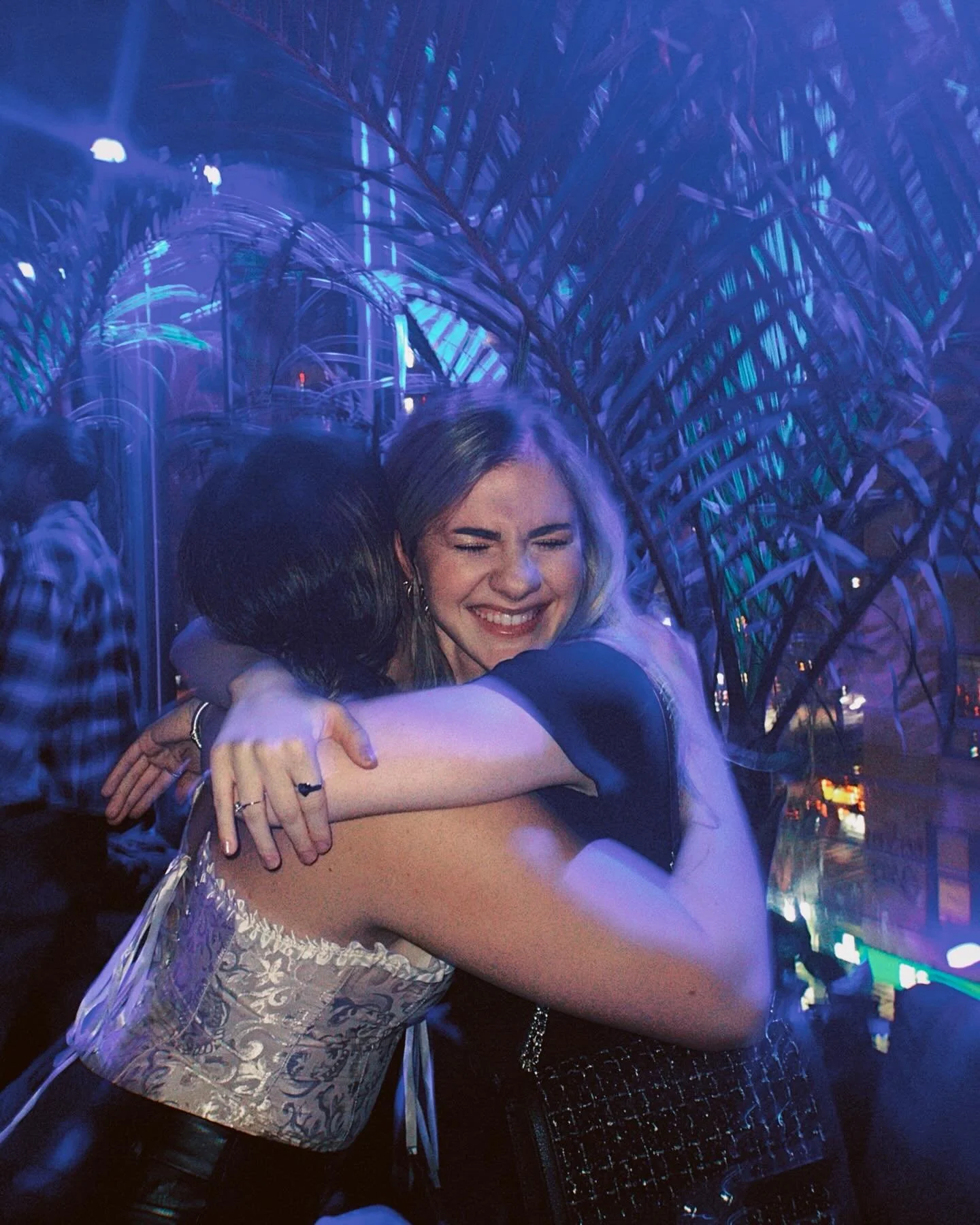 🥹👯&zwj;♀️🌃💙🎶