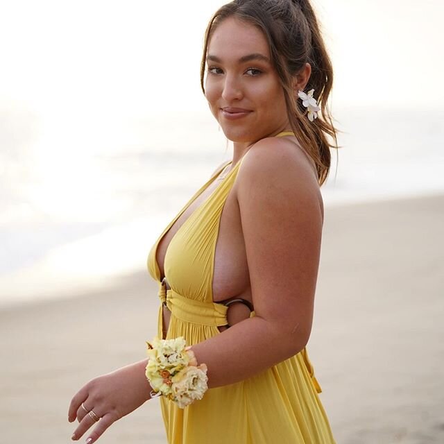 This gorgeous graduate and her family still found a way to celebrate her graduation 🎓. Congratulations! Unique Floral jewelry available to help celebrate birthdays, graduations, engagements, maternity sessions, weddings and elopements.