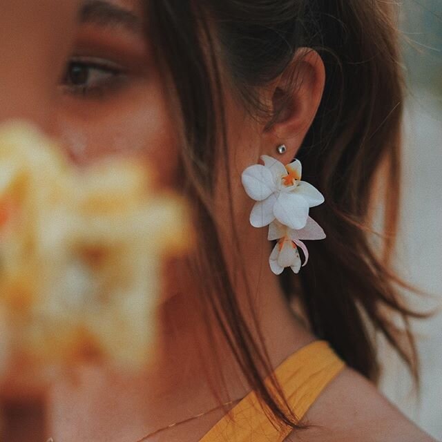 I loved using these mini phalaenopsis orchids for these fresh floral earrings. Loved the detail and elegance it added to our stunning graduate.💛