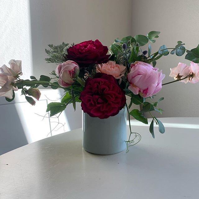 Munstead Wood rose paired with peonies and sweet pea&rsquo;s  make up this dramatic lil darling. Smells delicious&amp;this is my current vase crush.