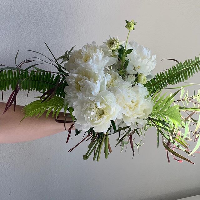 Simple green and white hand tie. Filled with fluffy white peonies and white dahlia&rsquo;s, feels so fresh.