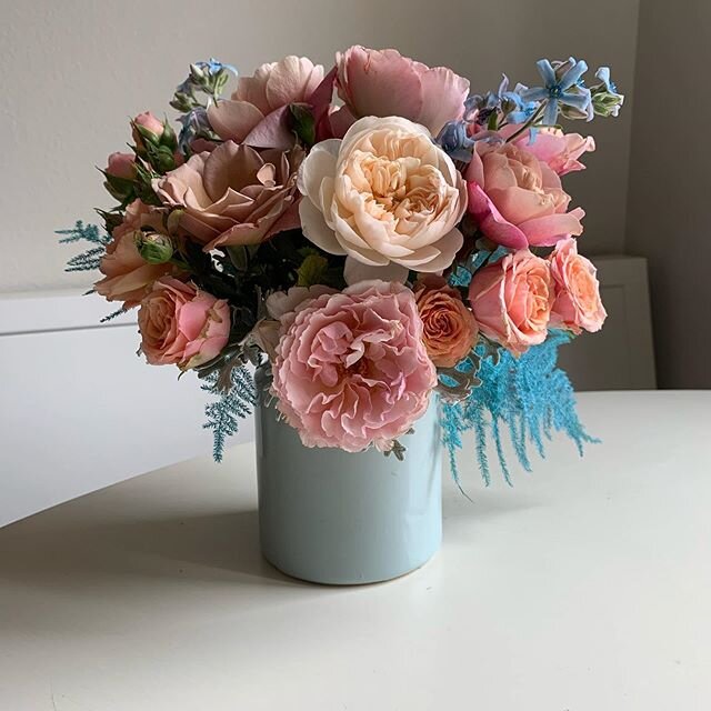 Loving these @gracerosefarm garden roses in my current vase crush(thank you accent decor!). Loved mixing up the colors and adding a bit of blue. Distant drums playing well with friends&amp; got to deliver to amazing designer friend. Sharing happiness