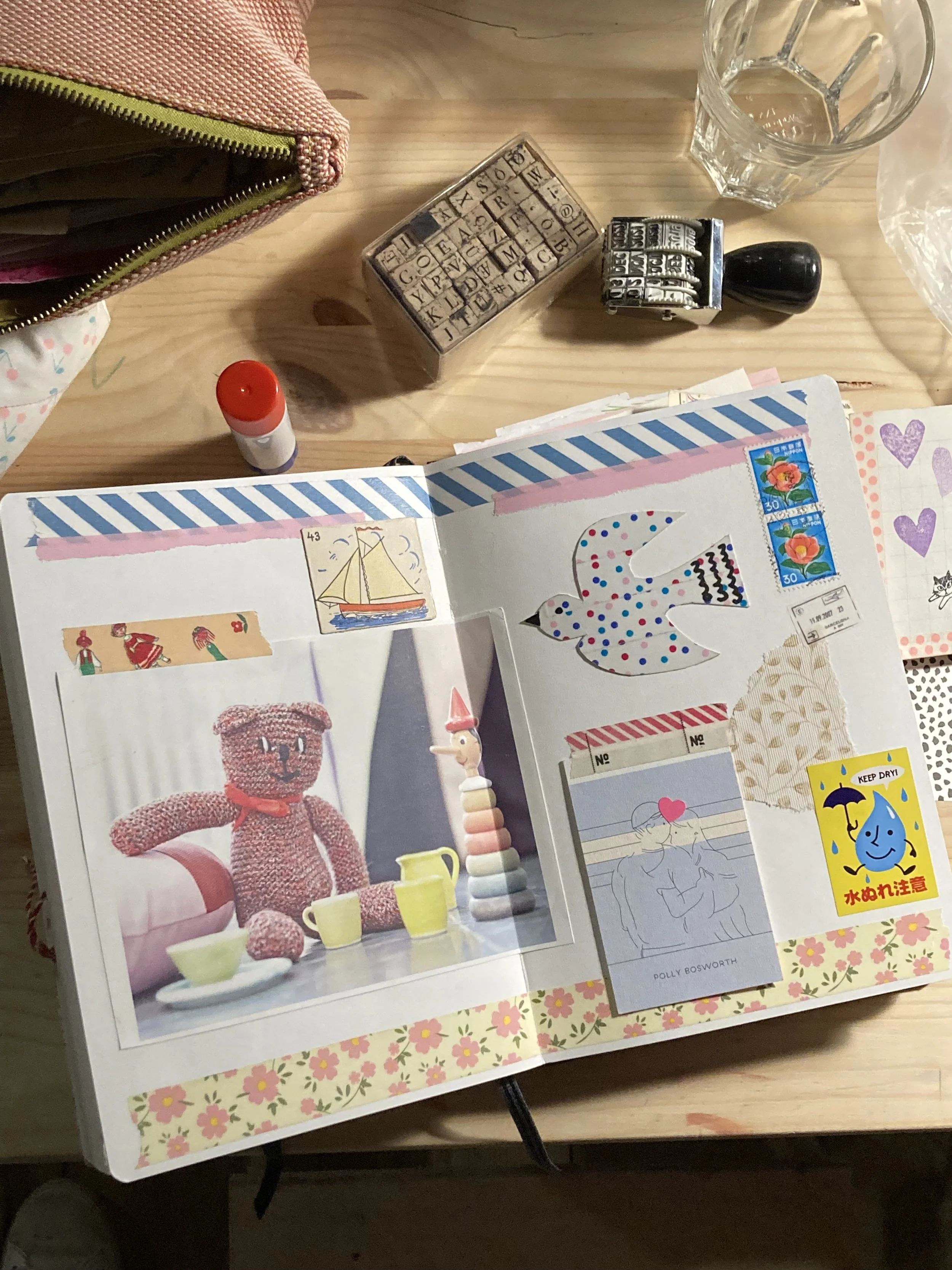 FOTO_PUK HYLLESGTED_Journal med bamse.jpeg