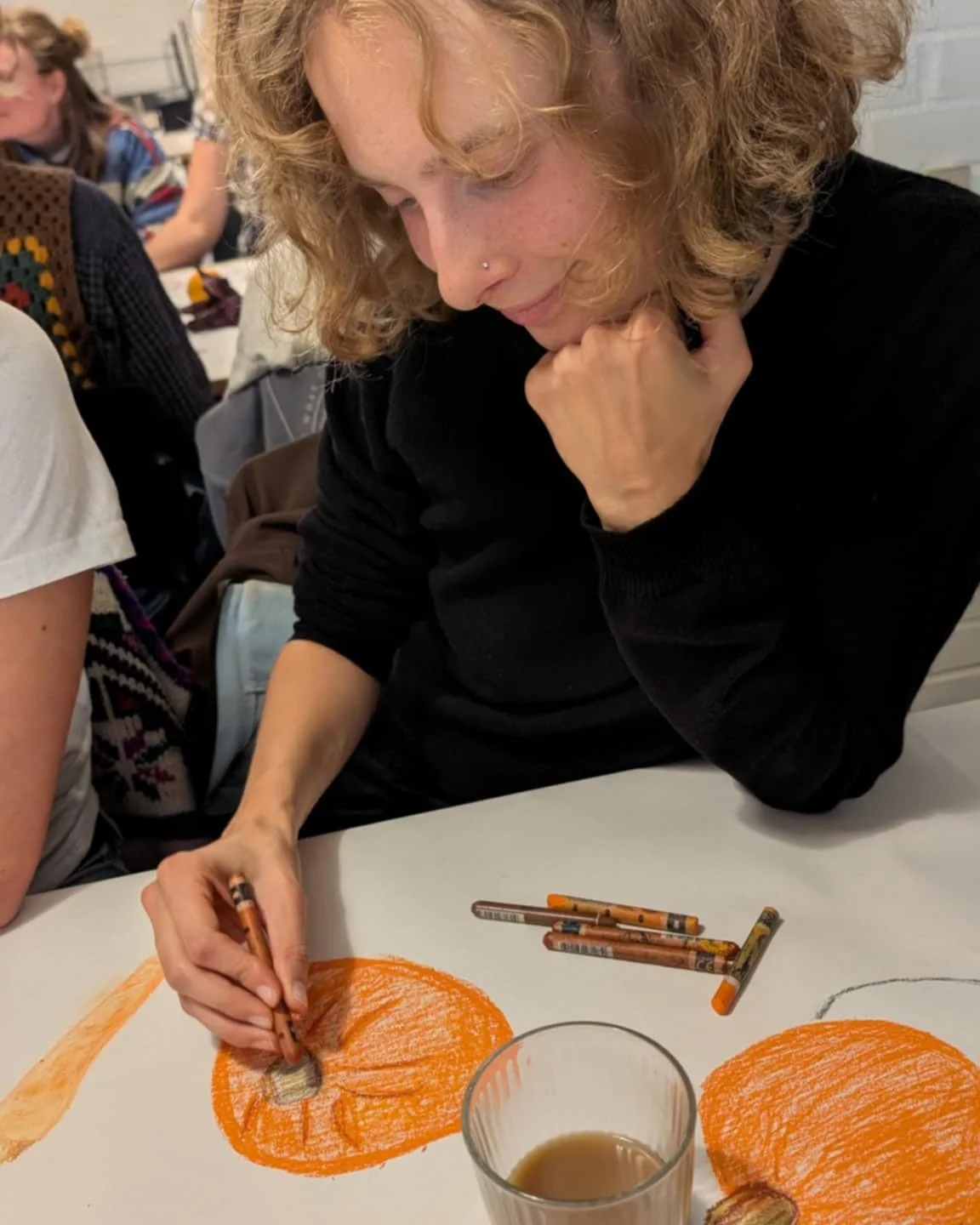 Hver tirsdag aften har vi H&oslash;jskoleaften, hvor skemaet byder p&aring; anderledes undervisning i form af fx sp&aelig;ndende foredrag eller kreative workshops. I g&aring;r aftes stod den p&aring; tegneworkshop, hvor der blev tegnet frugter og gr&