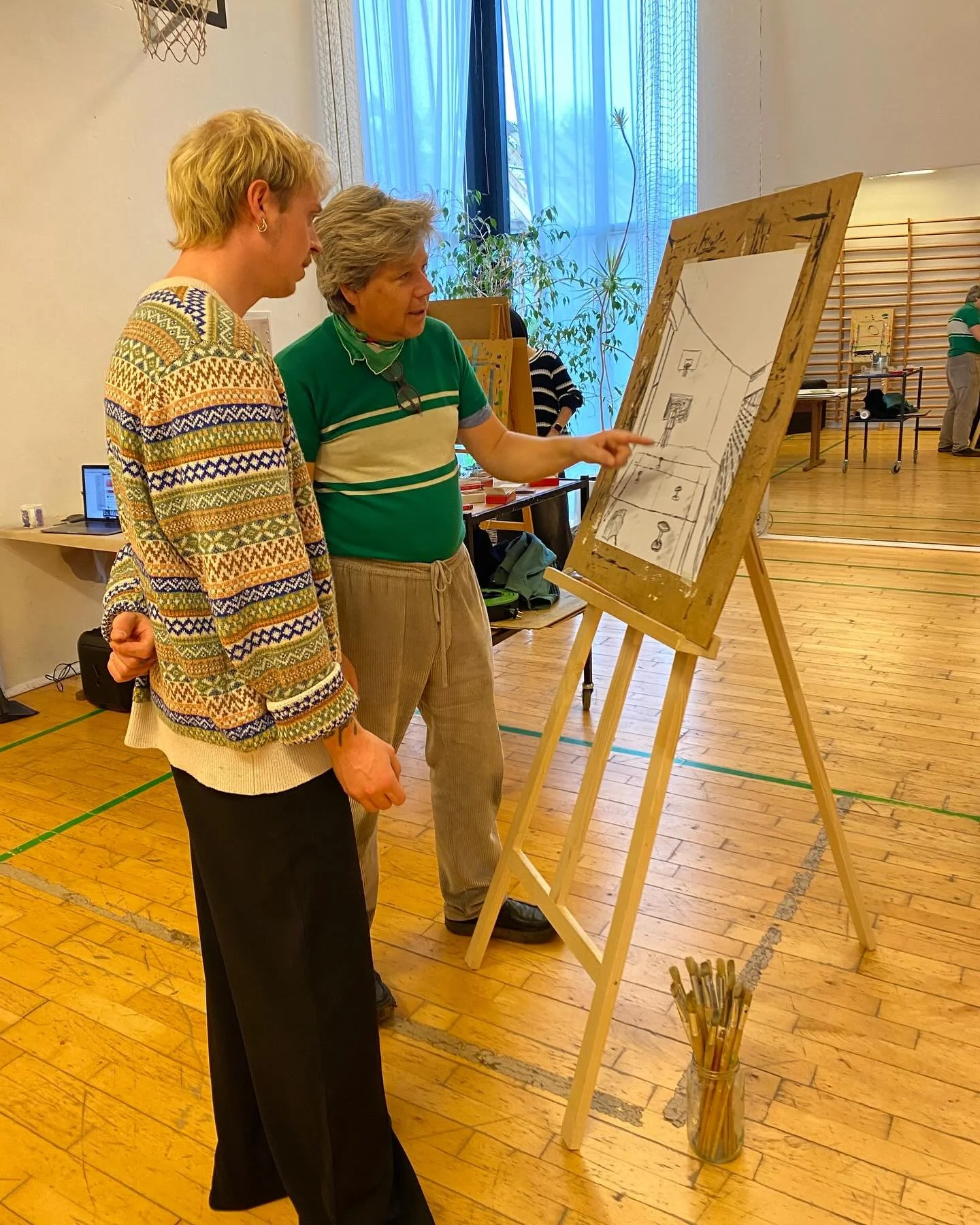Valgfaget Kunst 101 har i dag bes&oslash;g af g&aelig;steunderviser @mortensokildedrawings, der underviser i tegning af rum. Dagens motiv er gymnastiksalen, og der bliver tegnet med kul, som egner sig helt perfekt til at arbejde med kontraster, lys o