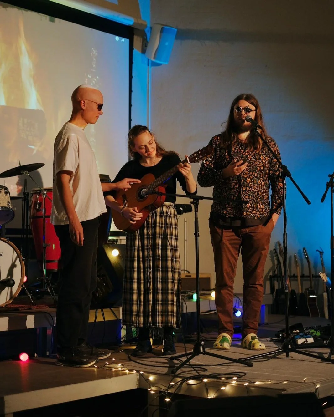 Glædelige gensyn, varme kram og lange snakke med gamle og nye venner 💖
Efterårets Reunion-weekend var (igen igen) en kæmpe succes! 🥳
Traditionen tro var der planlagt en fantastisk Open Mic fredag aften og et brag af en fest l&os