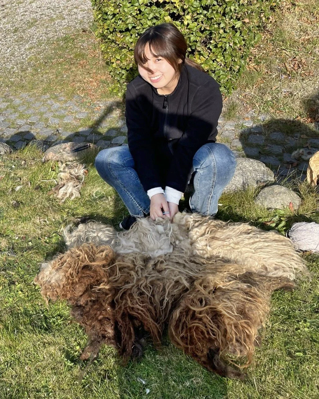 Vi går koldere og mørkere tider i møde, der kalder på varme drikke, bløde plaider og hygge indenfor ☕️🍂
Derfor er det jo perfekt timing, at Tekstil netop i disse uger har lavet deres helt egne vegetarskind! 🐏
De s