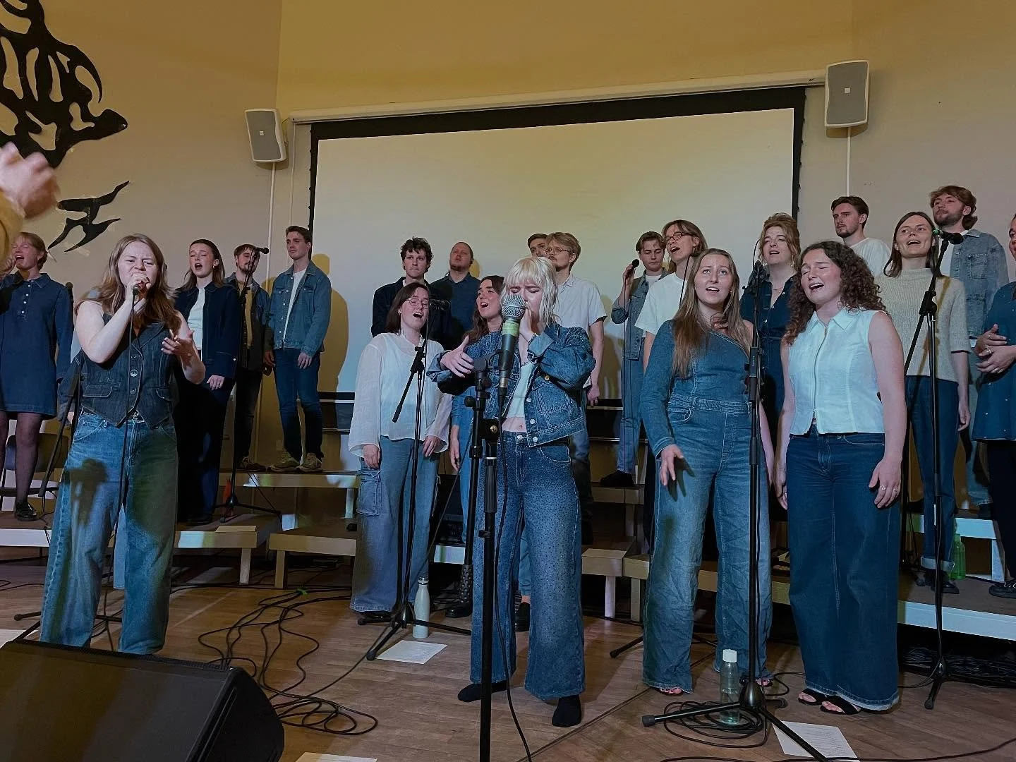 I sidste weekend havde vi den k&aelig;mpe forn&oslash;jelse at have koret @syngselected p&aring; bes&oslash;g. De &oslash;vede p&aring; vores skole hele weekenden, og vores elever fik en unik mulighed for at v&aelig;re med til en sjov og sp&aelig;nde