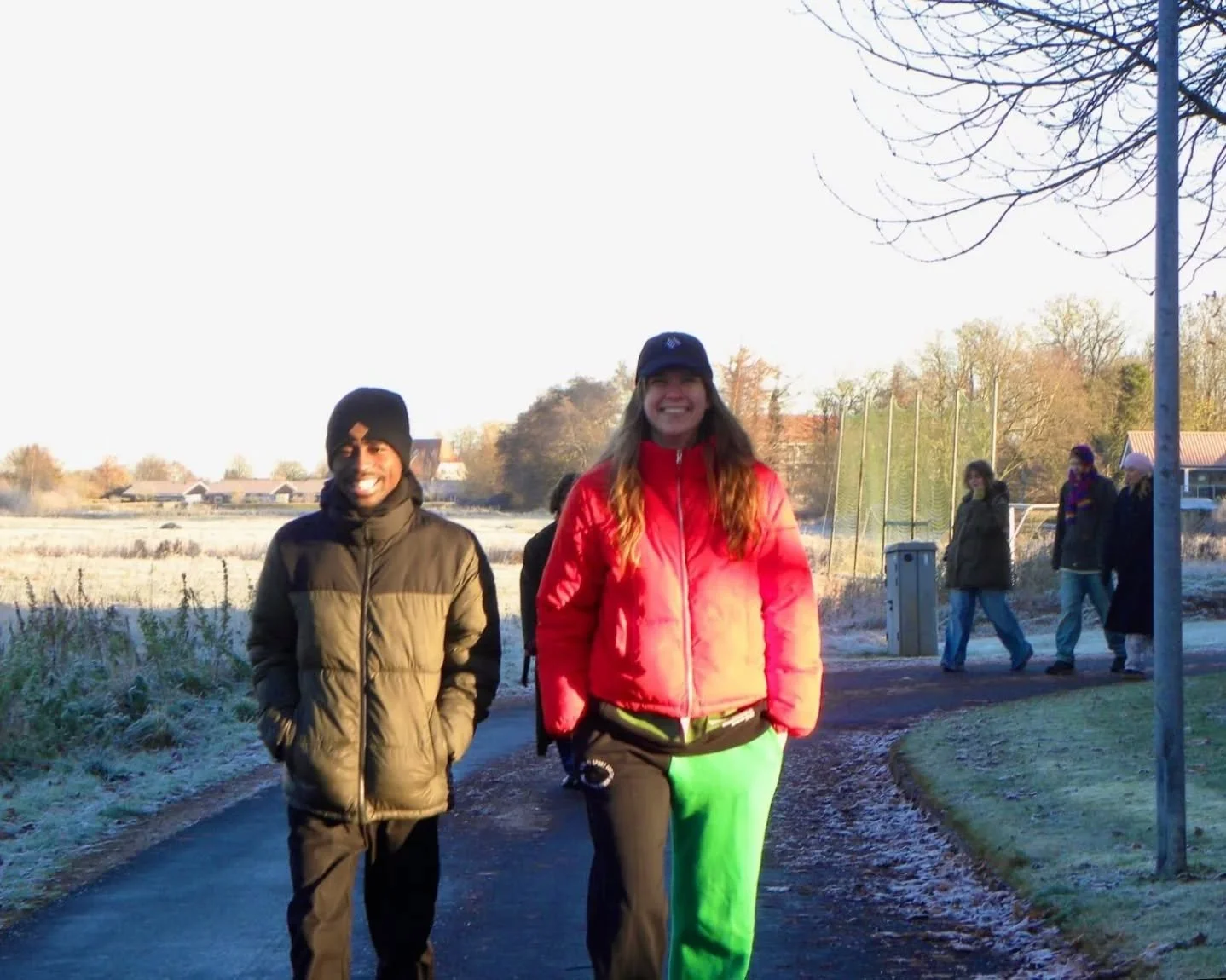 Hver fredag formiddag har vi Bev&aelig;gelse, og i dag var der planlagt en frisk f&aelig;lles g&aring;tur til skoven for hele h&oslash;jskolen 🌲☀️❄️

Det gode ved en g&aring;tur frem for fx fodbold, yoga eller badminton er, at der er masser af tid t