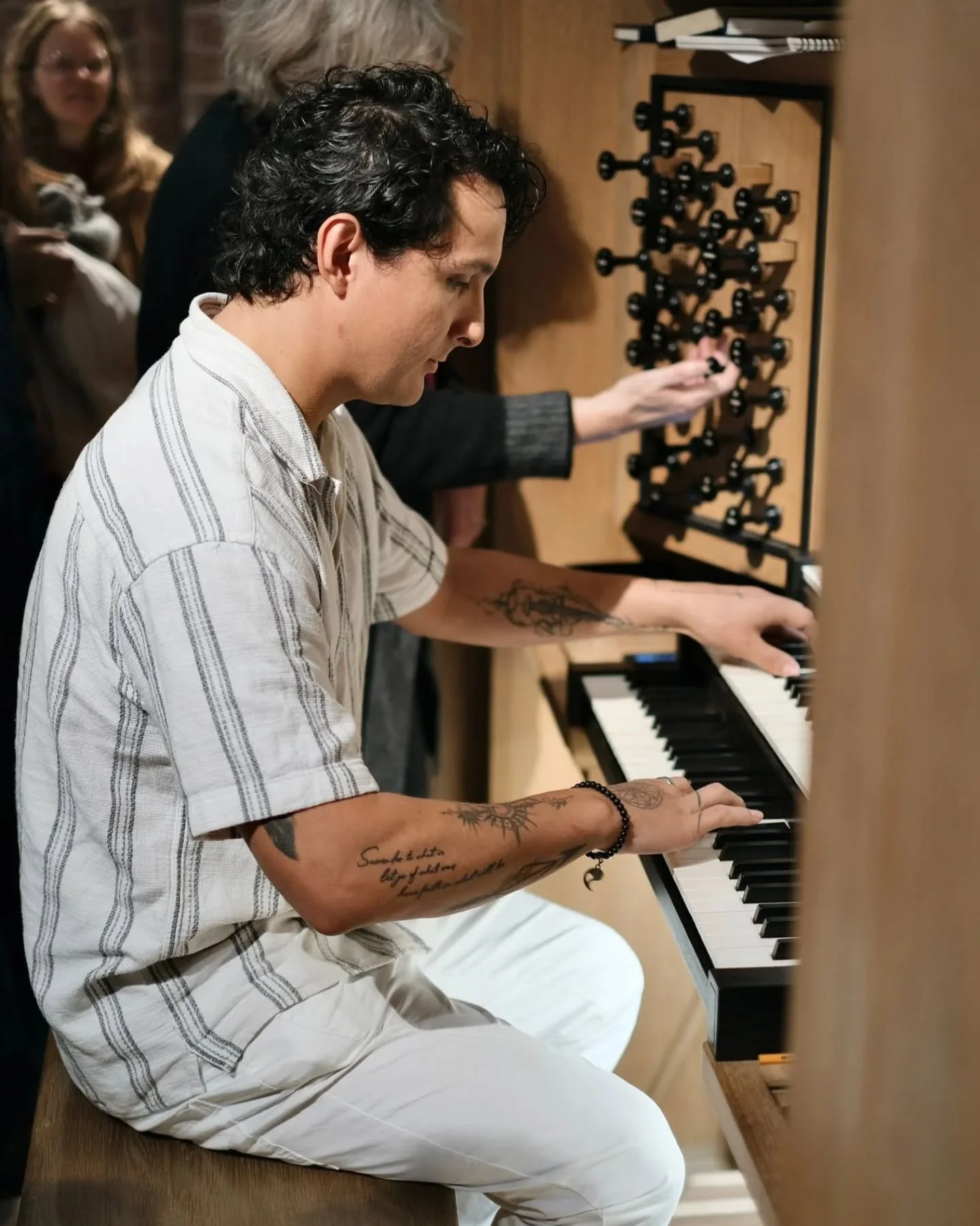 Der er mange fordele ved at v&aelig;re gode venner med vores s&oslash;de naboer i L&oslash;gumkloster Kirke, og i starten af november var vi forbi p&aring; et helt s&aelig;rligt visit 🫶

Vi var nemlig s&aring; heldige at f&aring; et kig bag kulisser