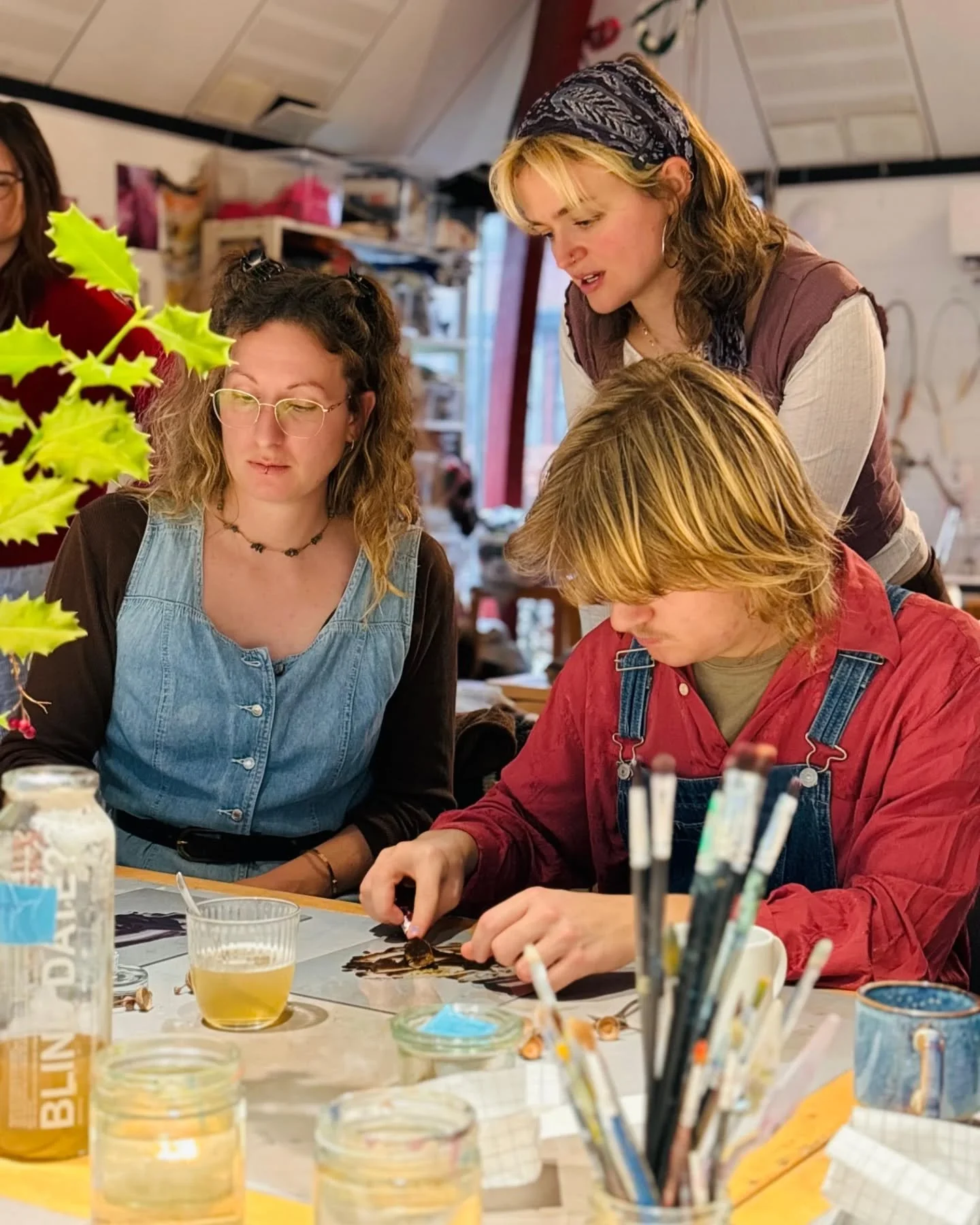 Hvor sejt er det ikke lige at kunne lave sin egen maling ud af planter? 🎨🌼🌿

I weekenden fik vores elever mulighed for at pr&oslash;ve netop dette, da skolens Handcraft Committee holdt plantefarve workshop 💪

Her viste vores dygtige elev Ronja, h