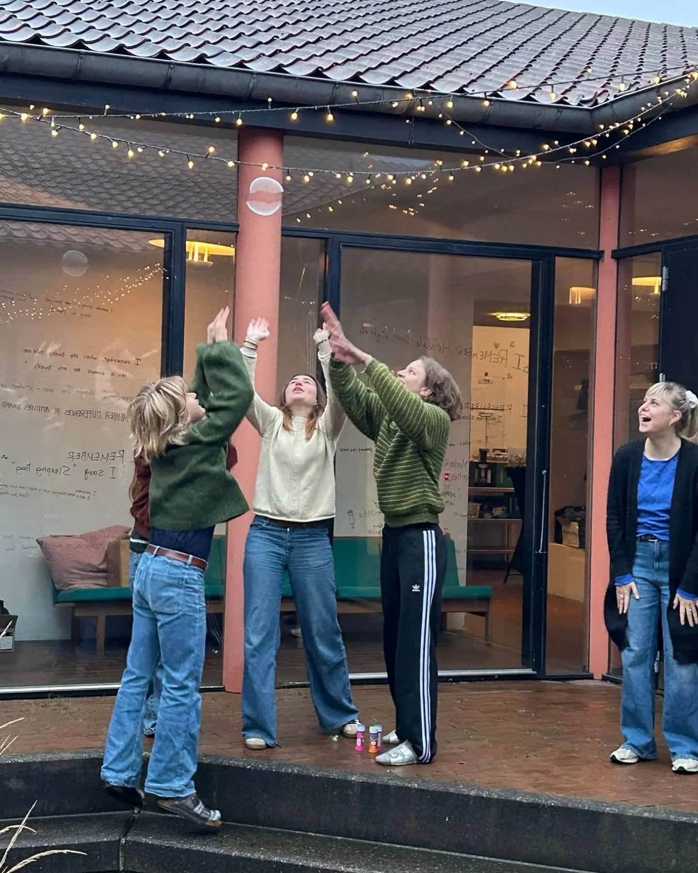 Efter&aring;rssemestret er snart ved at v&aelig;re forbi (😭), og g&aring;rsdagens morgensamling handlede om afsked 💔

&Aring;rseleverne &ndash; eleverne, der har v&aelig;ret her mere end &eacute;t semester &ndash; havde planlagt to fine aktiviteter