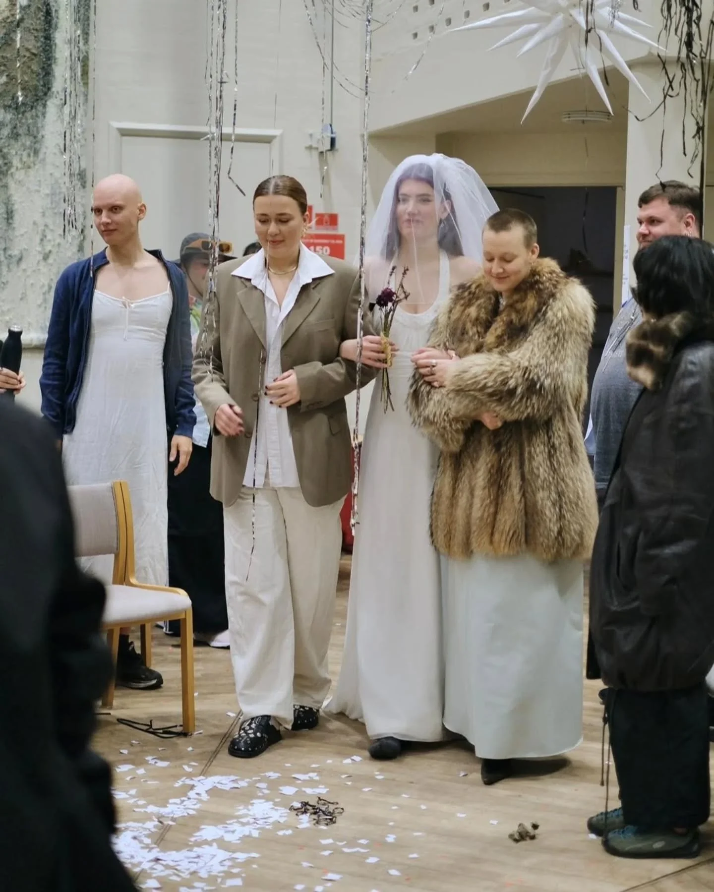 Bryllupsfest, part 2 💕💍

Hvis der er nogen, der ved, hvordan man fester, s&aring; er det E25! 🥳

I morgen siger vi p&aring; gensyn og tak for denne gang, men indtil da kan vi lige nyde endnu en h&aring;ndfuld billeder fra weekendens vanvittige bry