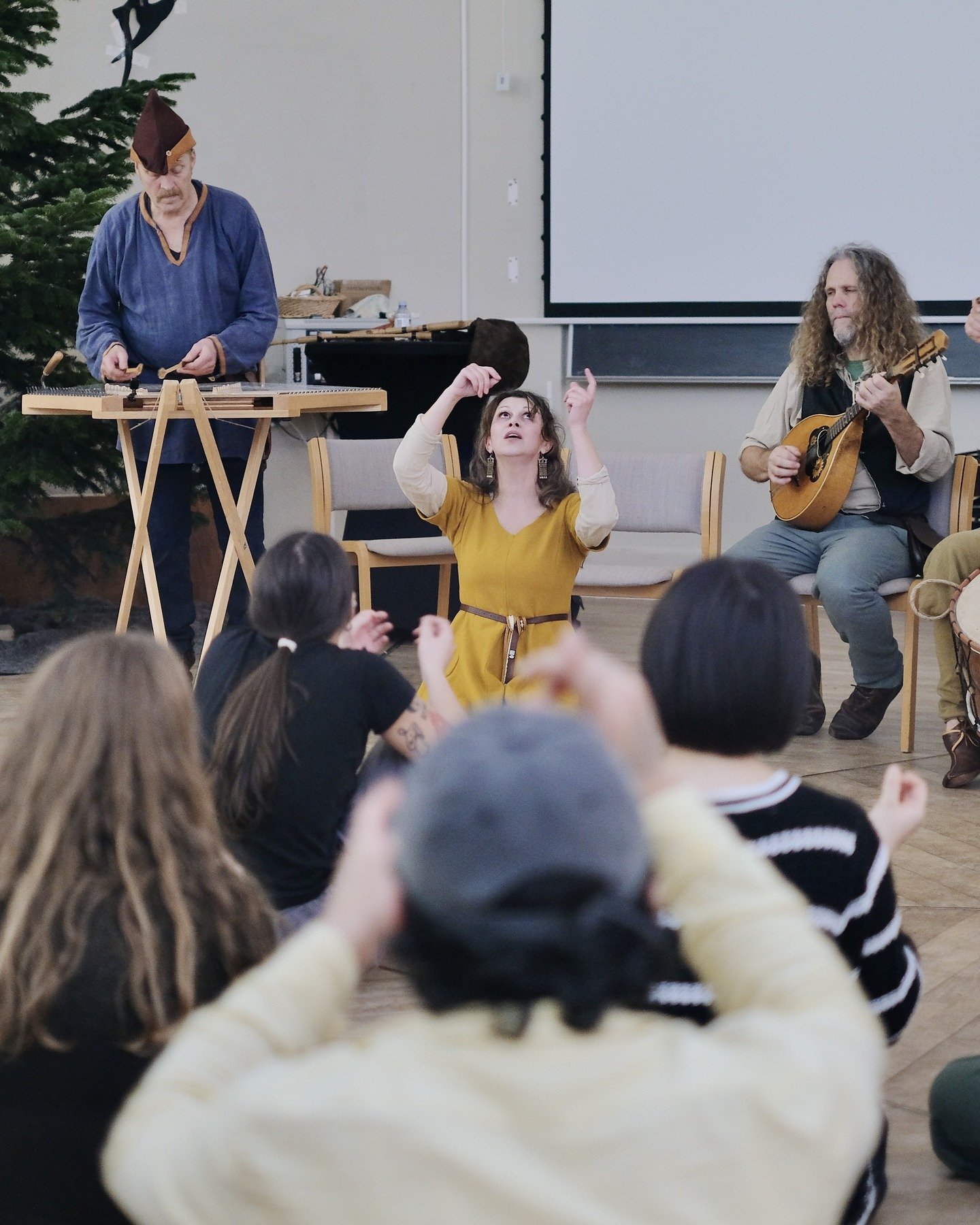 Vi elsker koncerter, fest og dans, og i starten af december var vi s&aring; heldige at f&aring; bes&oslash;g af bandet @virelaidk, der spillede fantastisk middelaldermusik, som fik os alle ud p&aring; gulvet. En virkelig sjov og festlig aften, vi sen