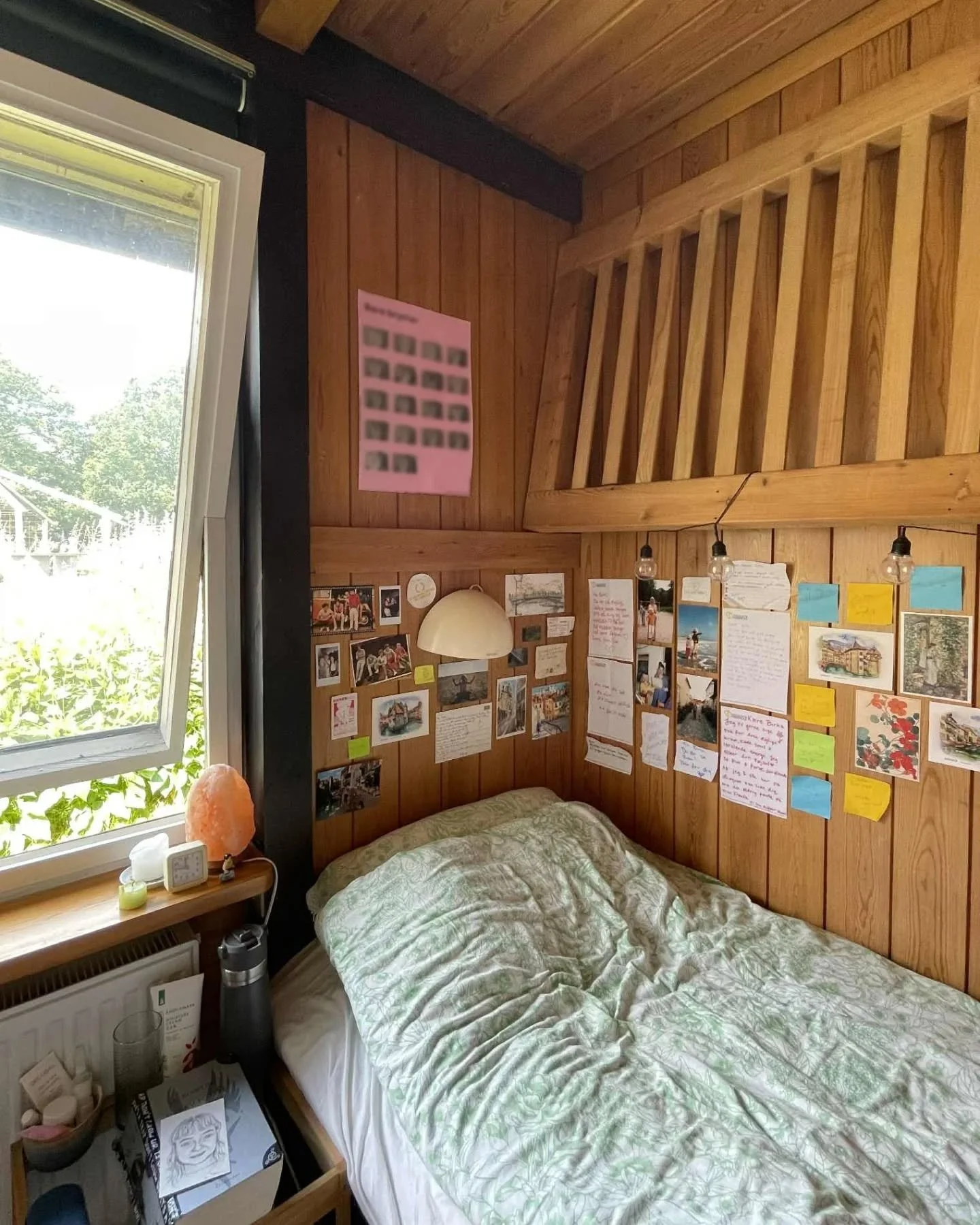 N&aring;r du g&aring;r p&aring; h&oslash;jskole, bor du p&aring; skolen, og der er rig mulighed for at indrette dit v&aelig;relse, pr&aelig;cis som du har lyst til 🖼️🪴✨

Her kan du se lidt eksempler p&aring;, hvordan vores tidligere elever har gjor