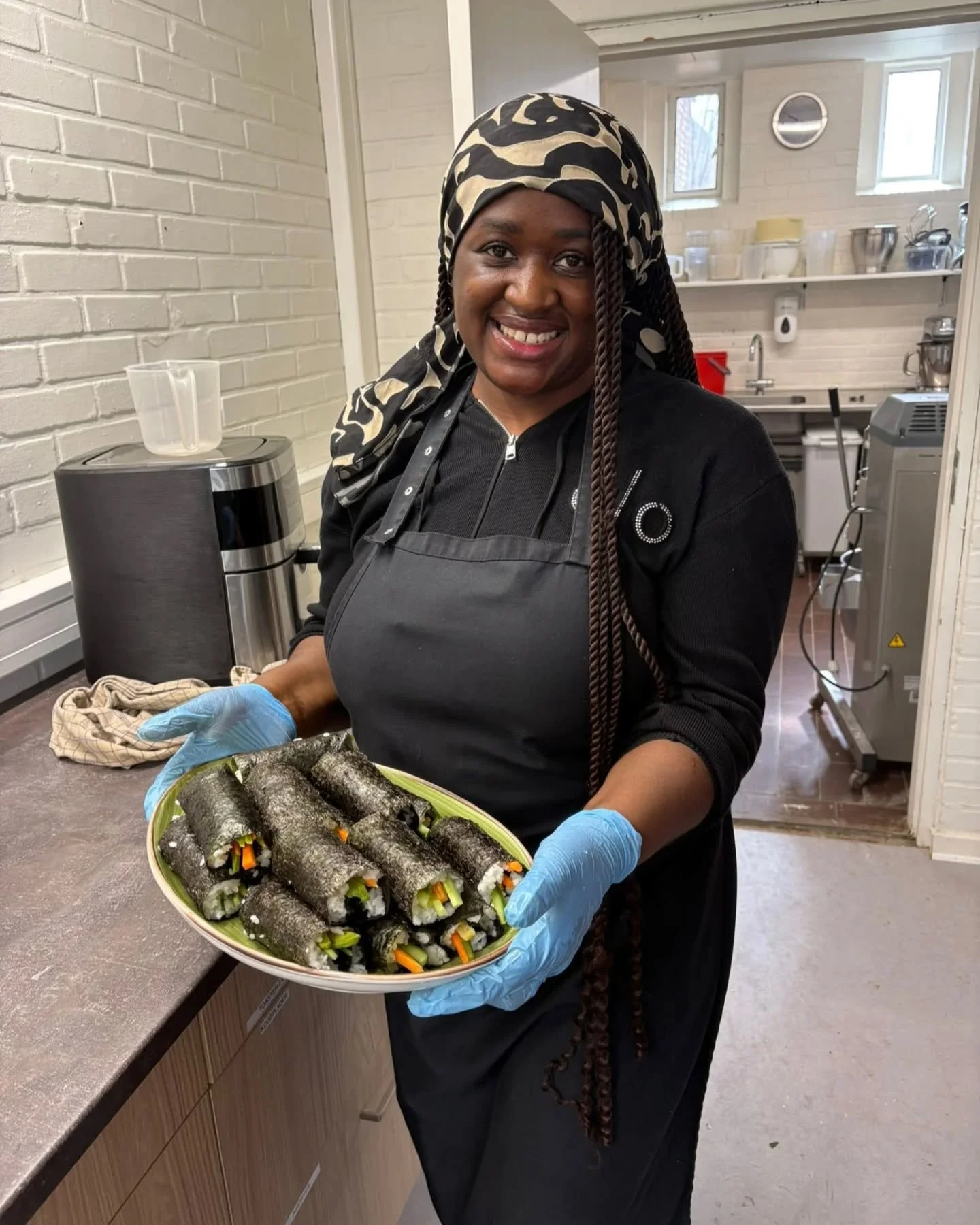 K&oslash;kkenpersonalet holder p&aring;skeferie i denne uge. Derfor var det i dag eleverne, der styrede k&oslash;kkenet til frokost, hvor der blev lavet den l&aelig;kreste sushi til hele skolen 💪🍣🍙🥢

#l&oslash;gumklosterh&oslash;jskole #h&oslash;